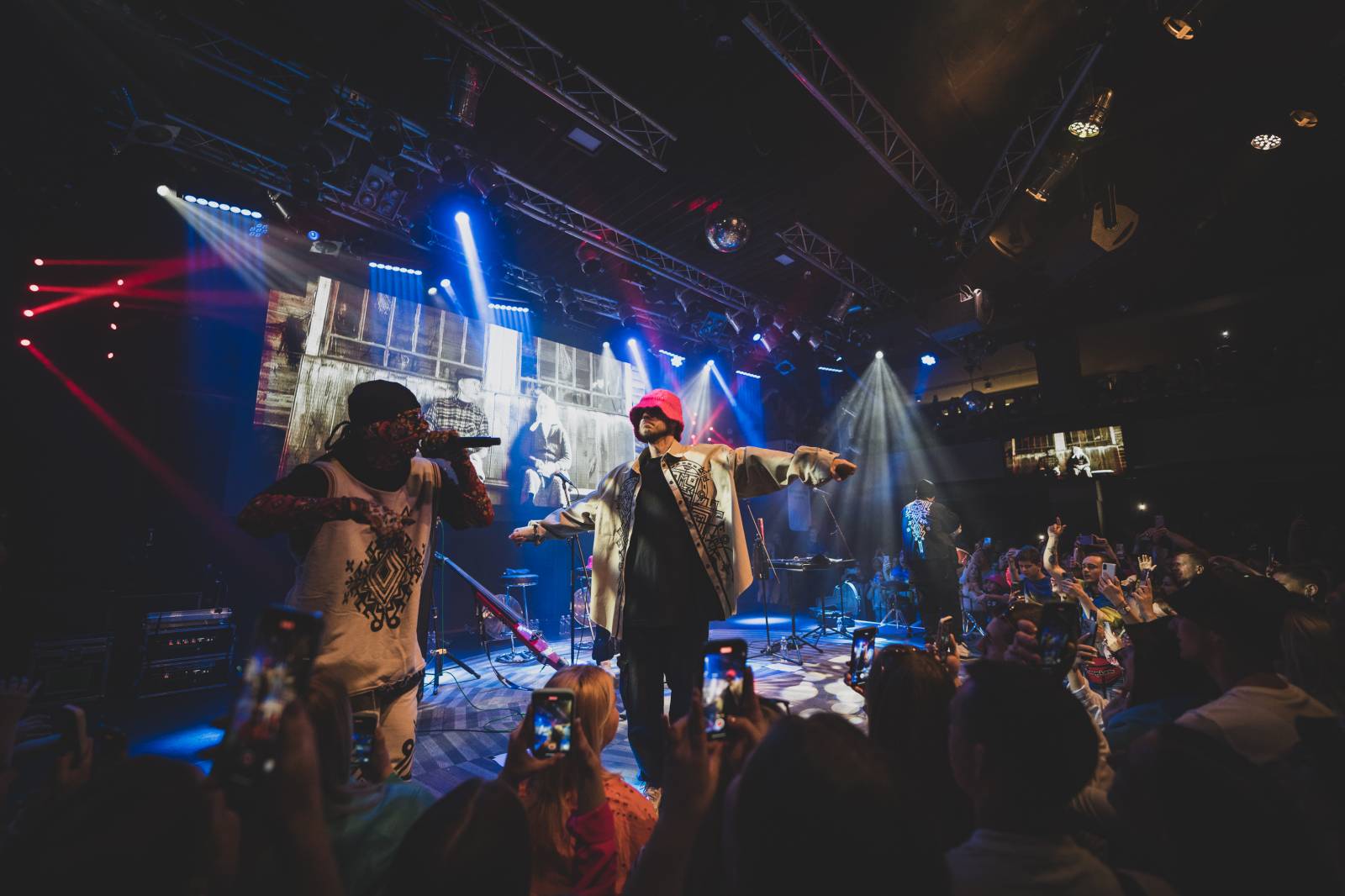 Kalush Orchestra vyprodala Lucerna Music Bar, fanoušky bavila mixem hudebních žánrů