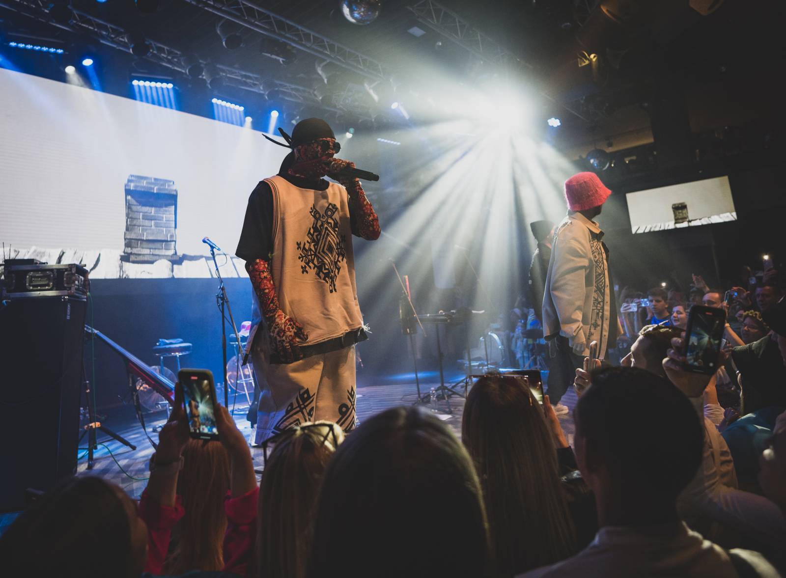 Kalush Orchestra vyprodala Lucerna Music Bar, fanoušky bavila mixem hudebních žánrů