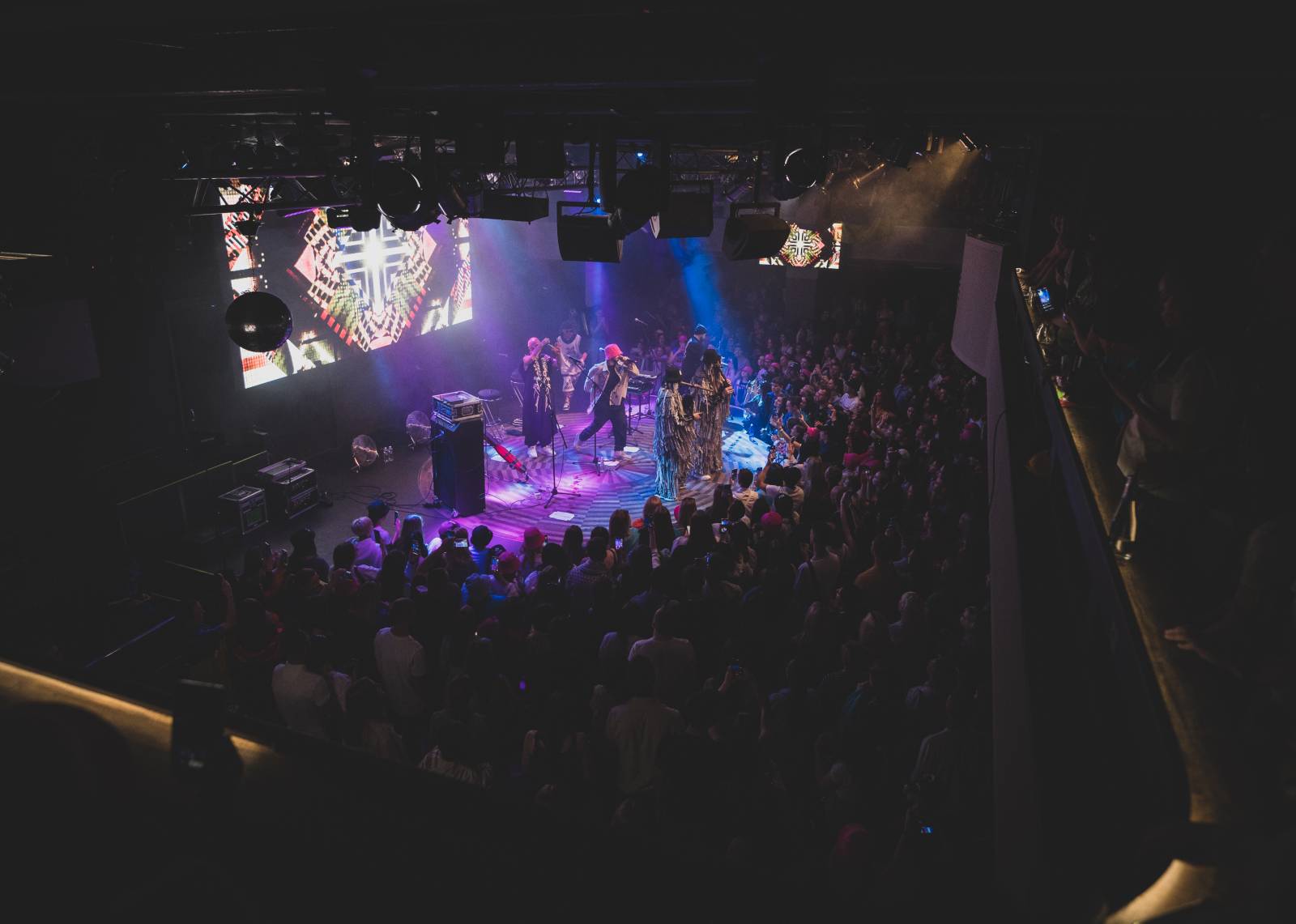 Kalush Orchestra vyprodala Lucerna Music Bar, fanoušky bavila mixem hudebních žánrů