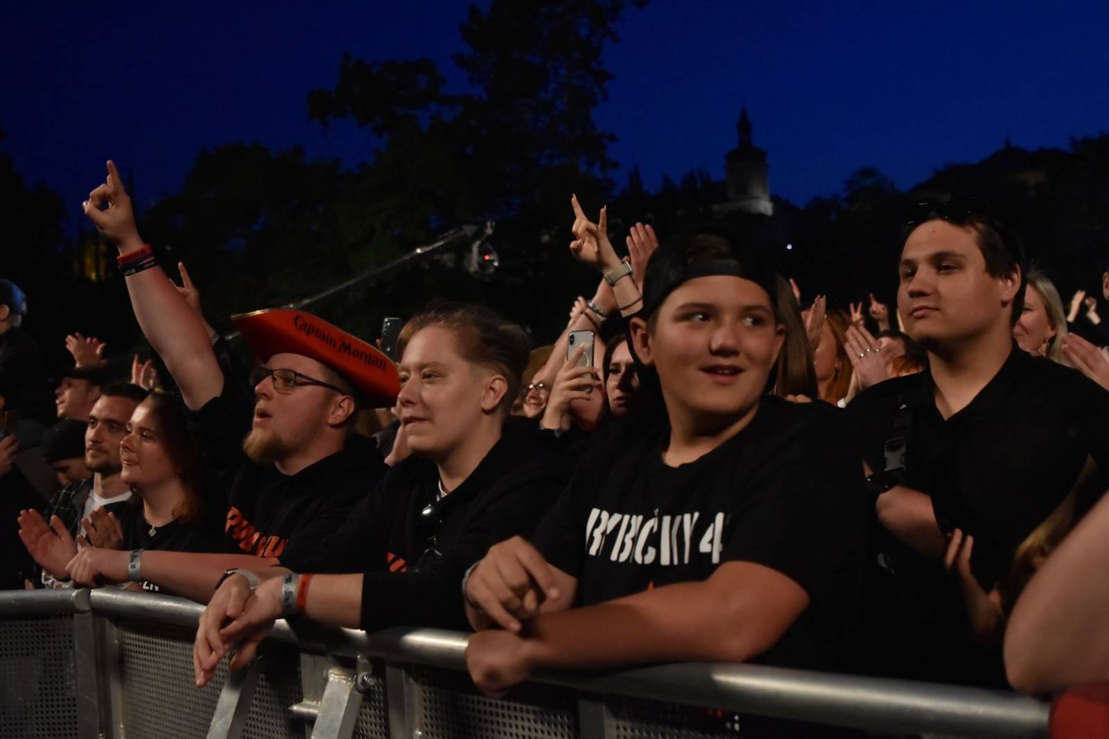 Rybičky 48 oslavily dvacetiny doma, popřáli jim Voxel či Imodium