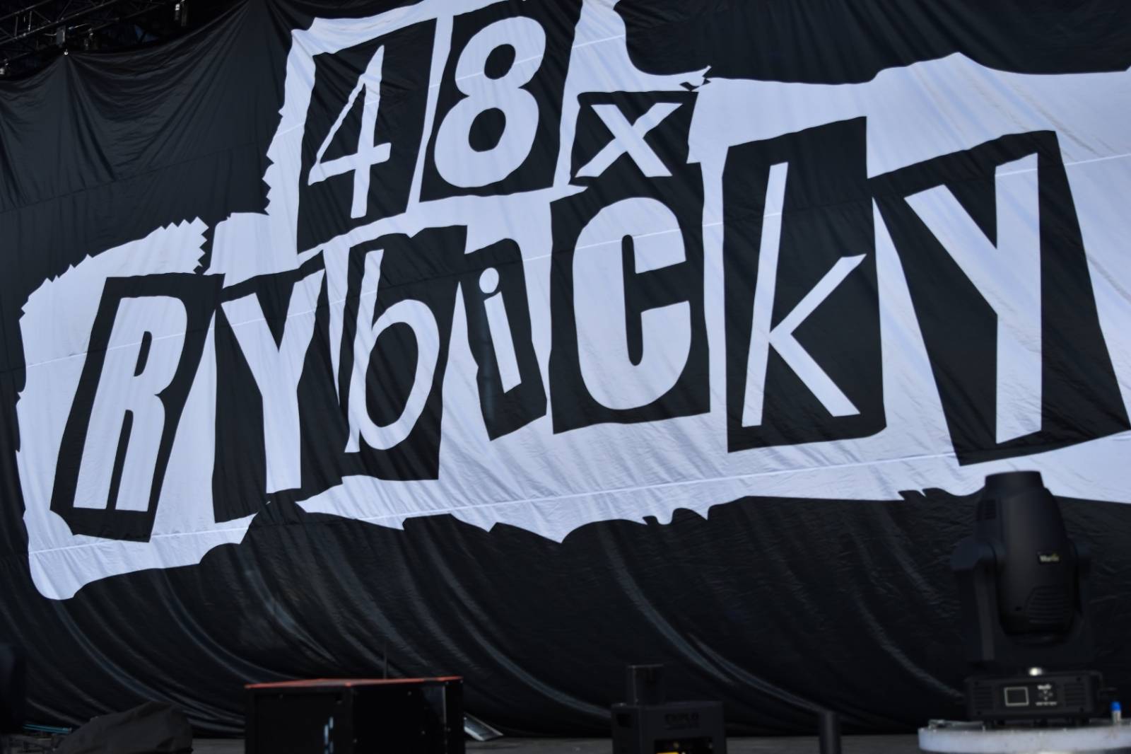 Rybičky 48 oslavily dvacetiny doma, popřáli jim Voxel či Imodium