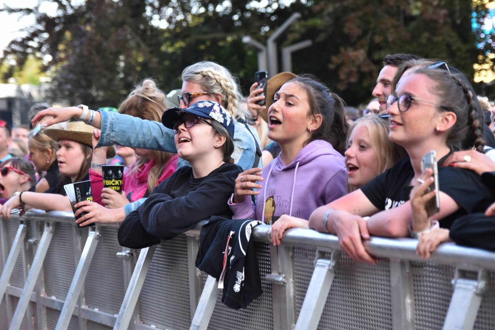 Rybičky 48 oslavily dvacetiny doma, popřáli jim Voxel či Imodium