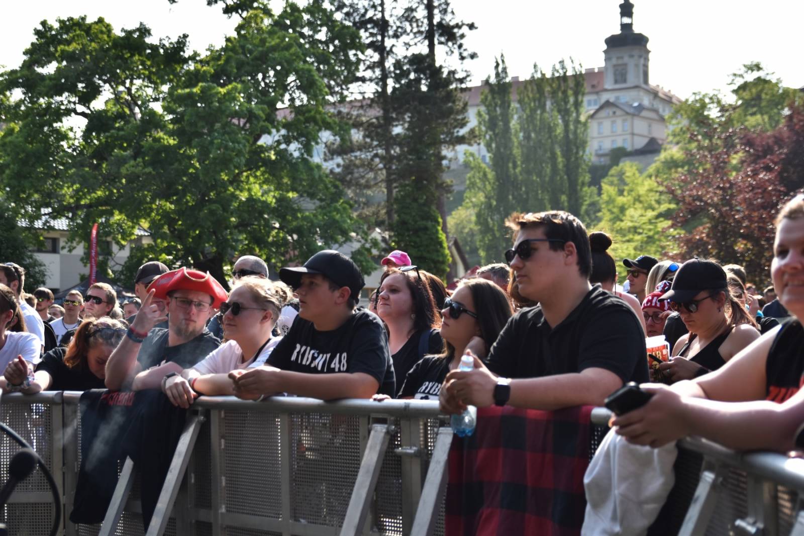 Rybičky 48 oslavily dvacetiny doma, popřáli jim Voxel či Imodium