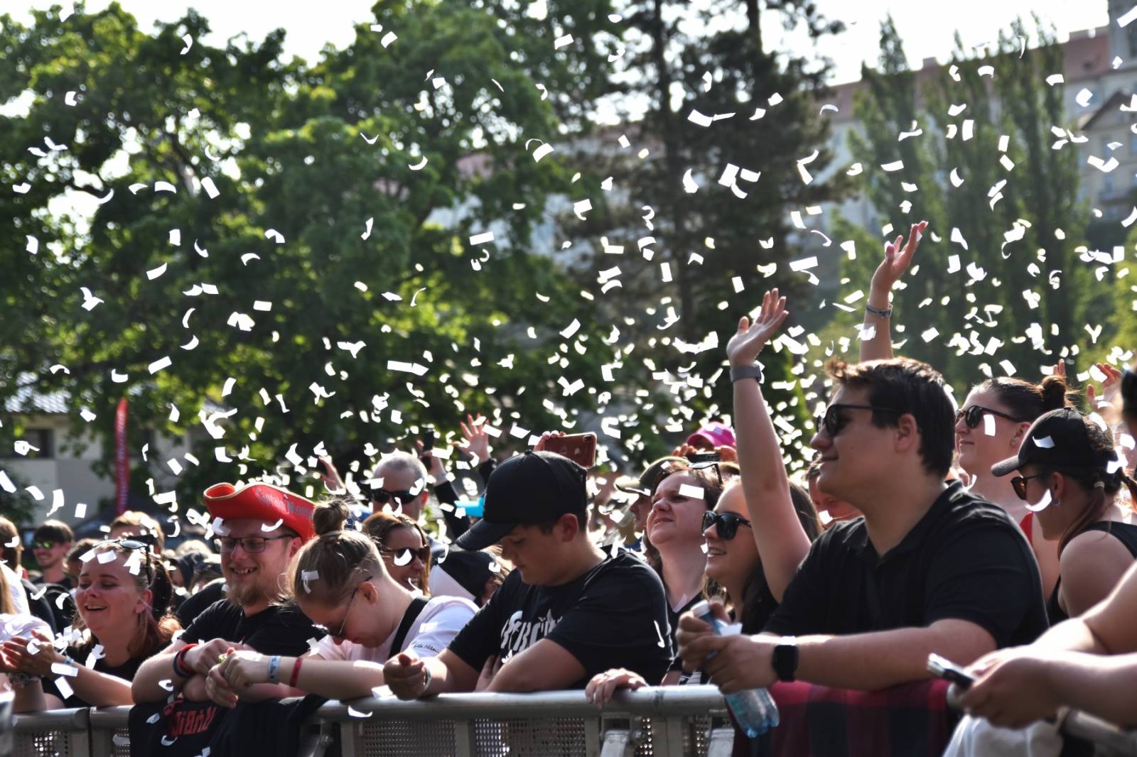 Rybičky 48 oslavily dvacetiny doma, popřáli jim Voxel či Imodium