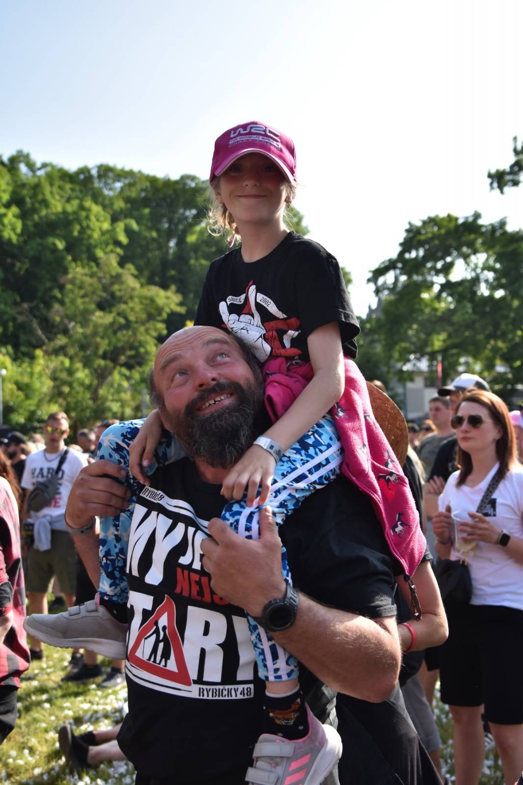 Rybičky 48 oslavily dvacetiny doma, popřáli jim Voxel či Imodium