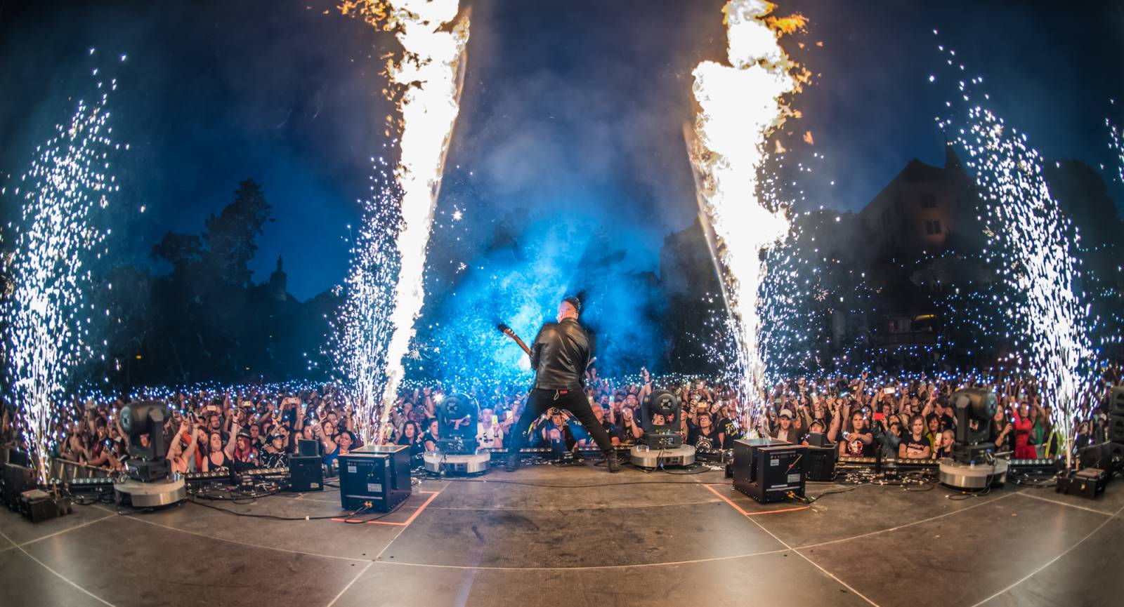 Show plná ohňostrojů a pyrotechniky. Rybičky 48 to rozbalily doma v Kutné Hoře