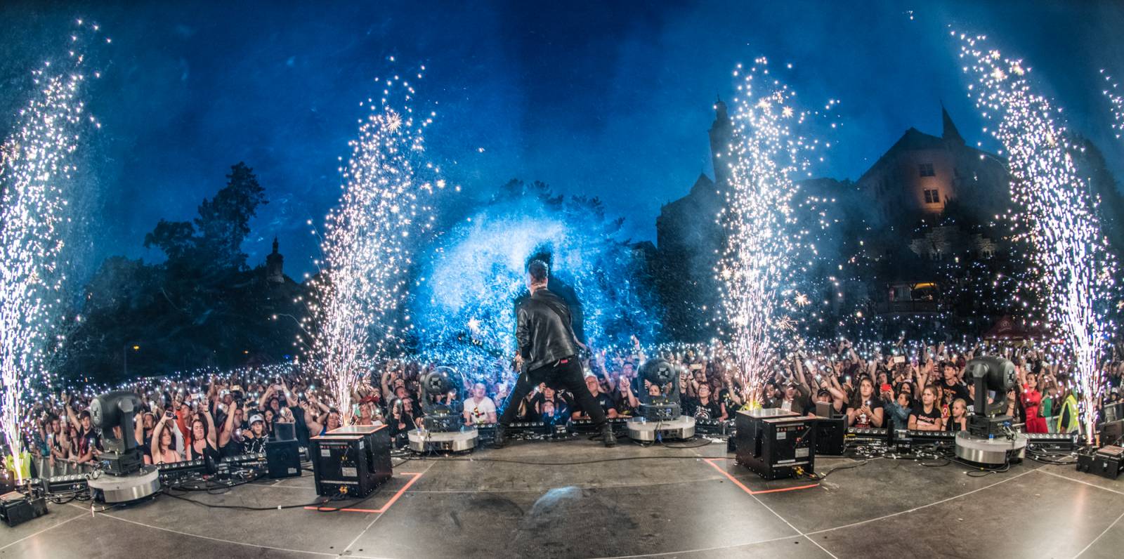 Show plná ohňostrojů a pyrotechniky. Rybičky 48 to rozbalily doma v Kutné Hoře