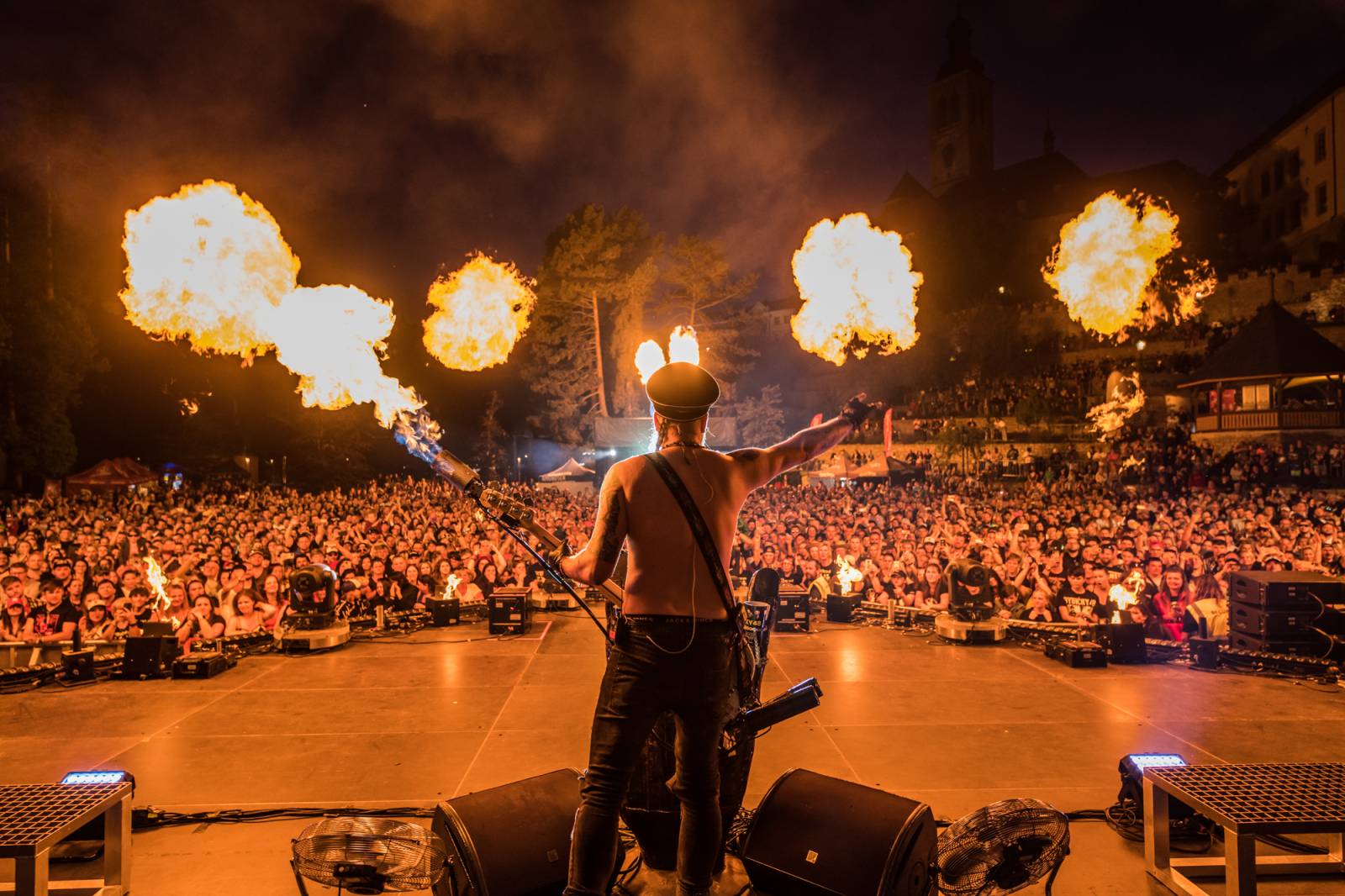 Show plná ohňostrojů a pyrotechniky. Rybičky 48 to rozbalily doma v Kutné Hoře