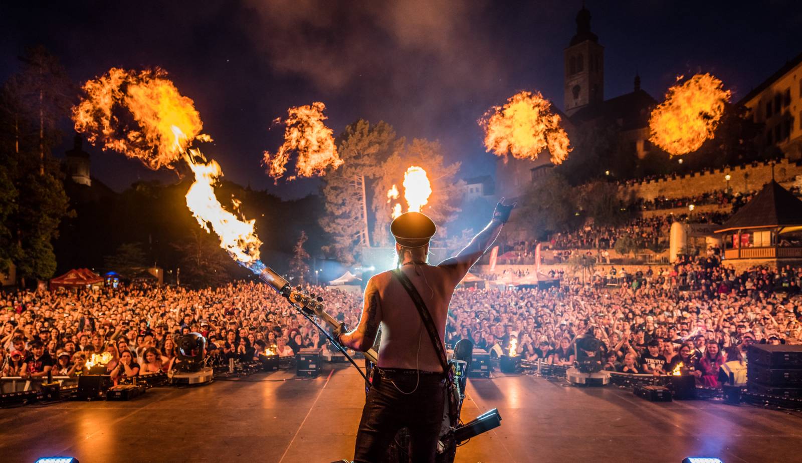 Show plná ohňostrojů a pyrotechniky. Rybičky 48 to rozbalily doma v Kutné Hoře