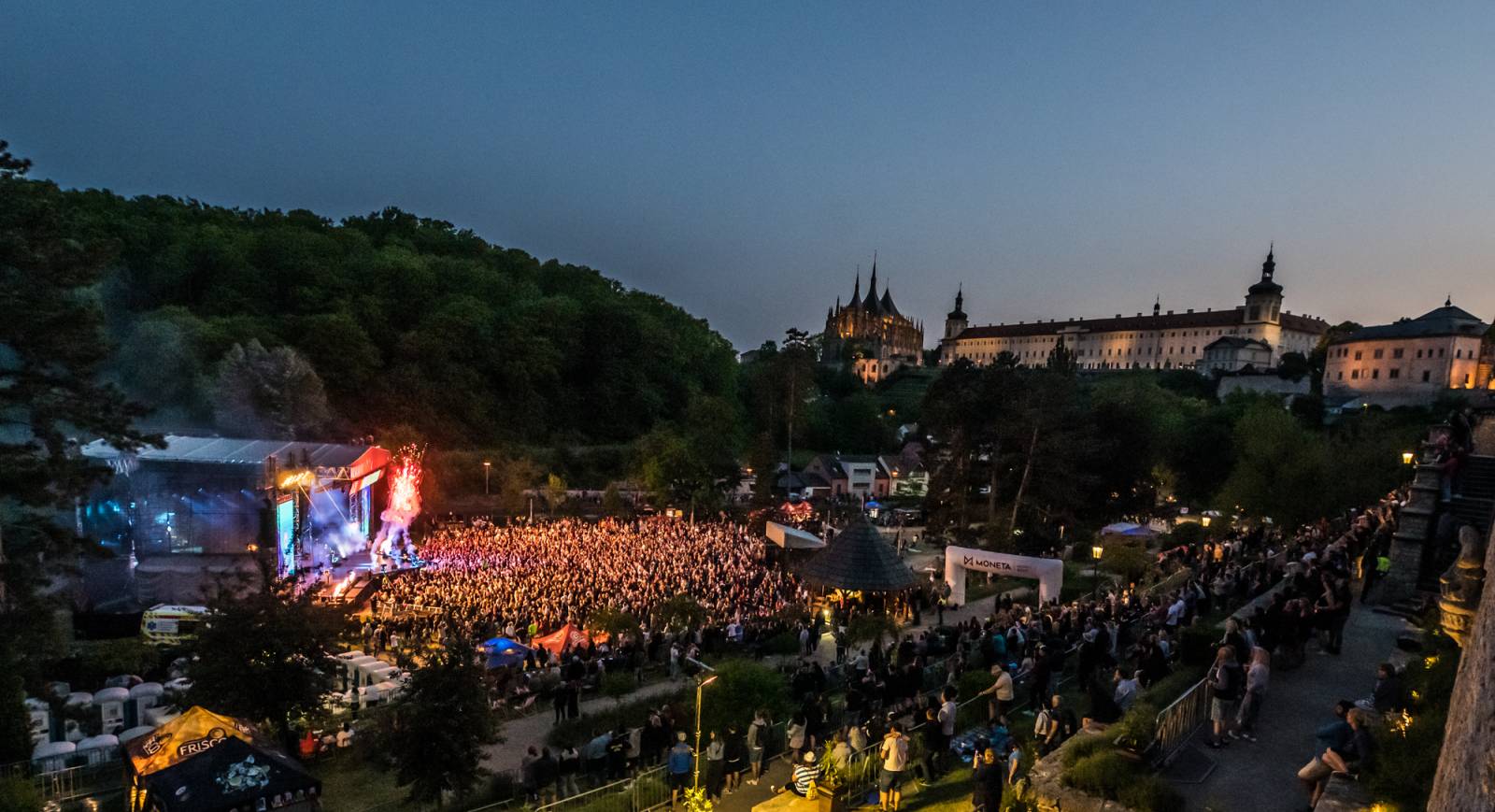 Show plná ohňostrojů a pyrotechniky. Rybičky 48 to rozbalily doma v Kutné Hoře