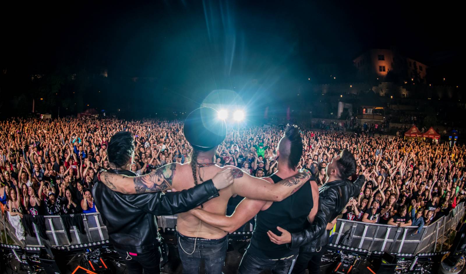 Show plná ohňostrojů a pyrotechniky. Rybičky 48 to rozbalily doma v Kutné Hoře