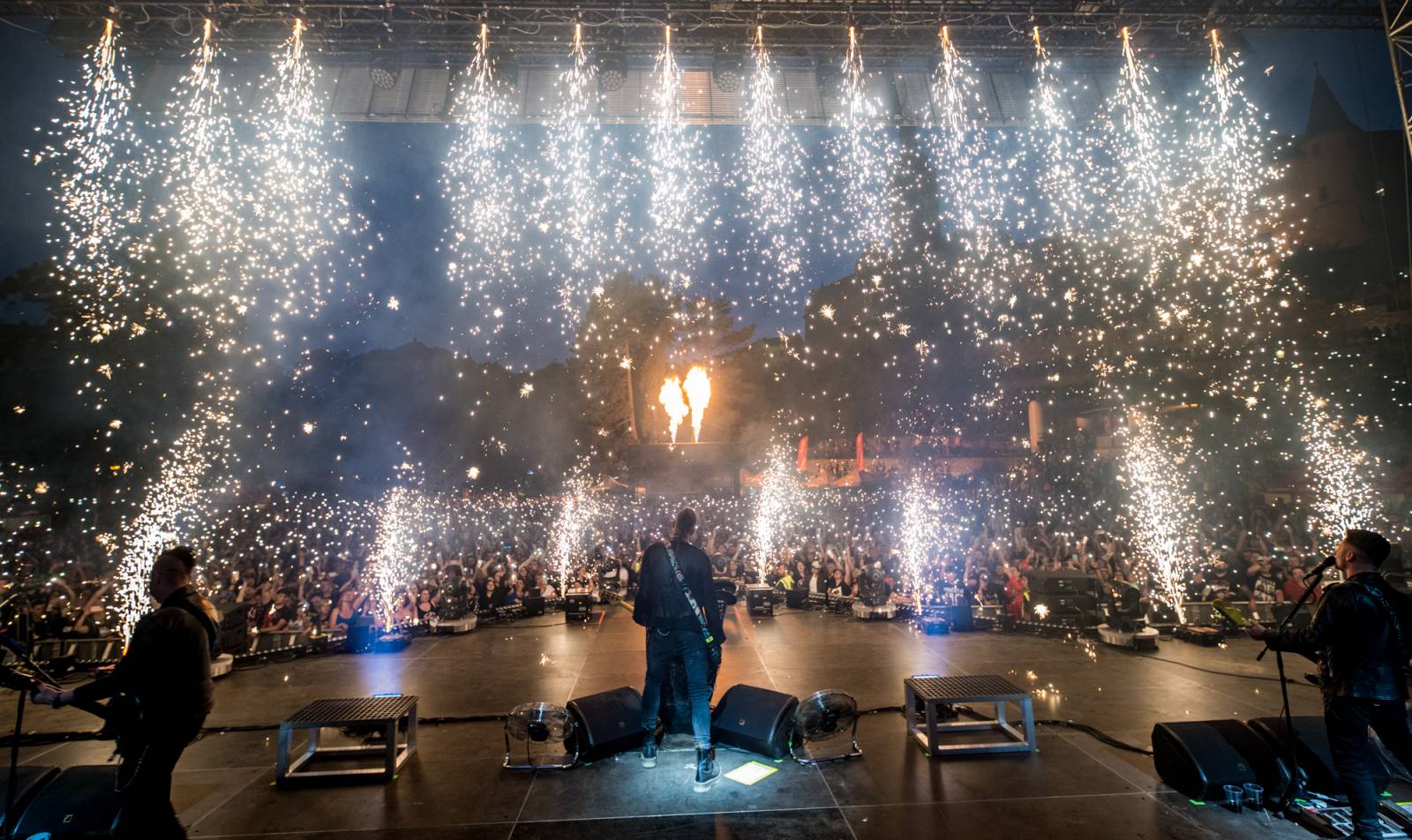 Show plná ohňostrojů a pyrotechniky. Rybičky 48 to rozbalily doma v Kutné Hoře
