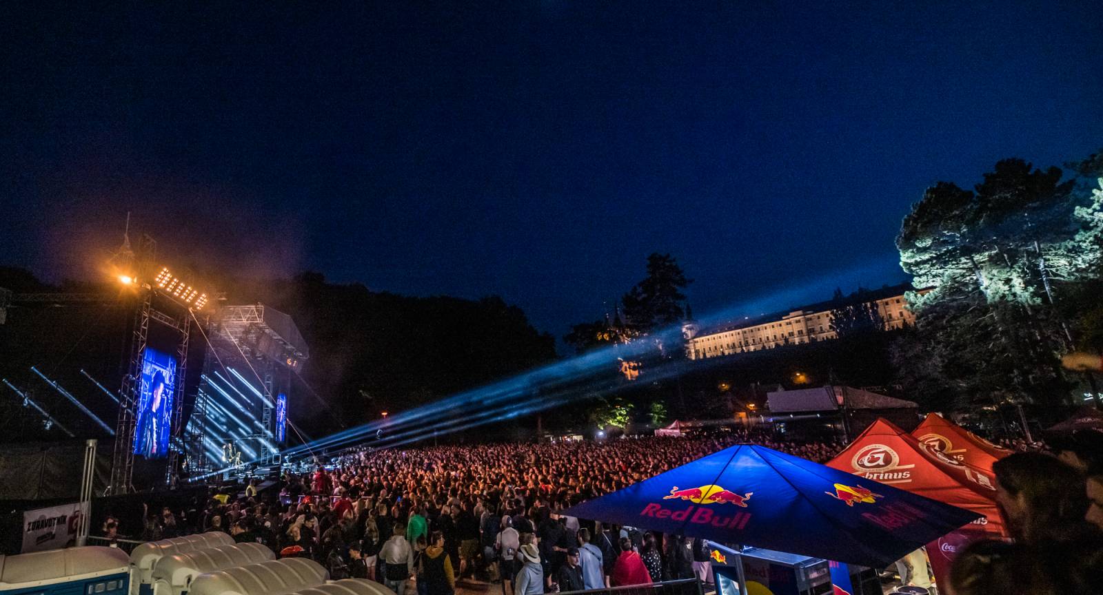 Show plná ohňostrojů a pyrotechniky. Rybičky 48 to rozbalily doma v Kutné Hoře