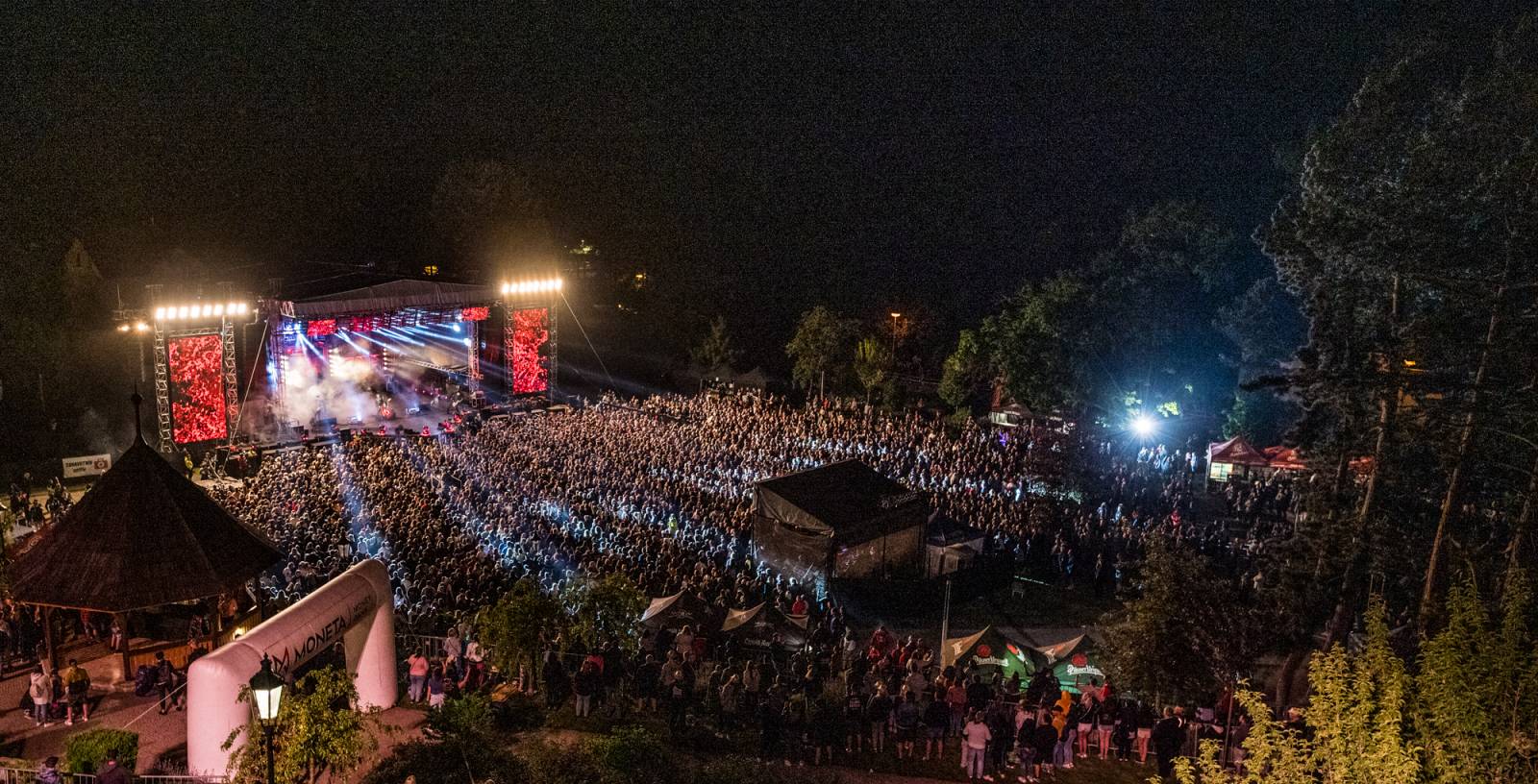 Show plná ohňostrojů a pyrotechniky. Rybičky 48 to rozbalily doma v Kutné Hoře