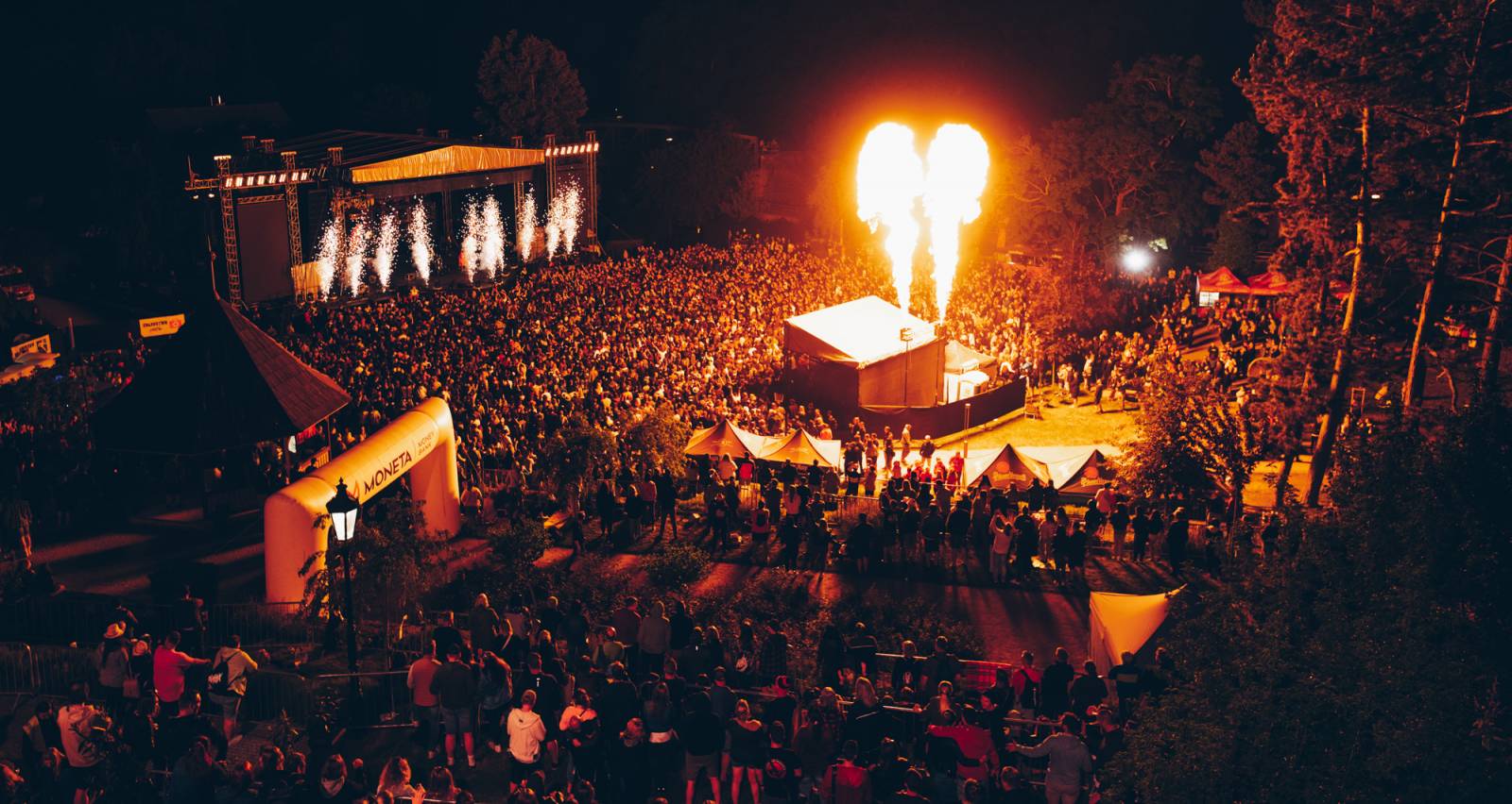 Show plná ohňostrojů a pyrotechniky. Rybičky 48 to rozbalily doma v Kutné Hoře