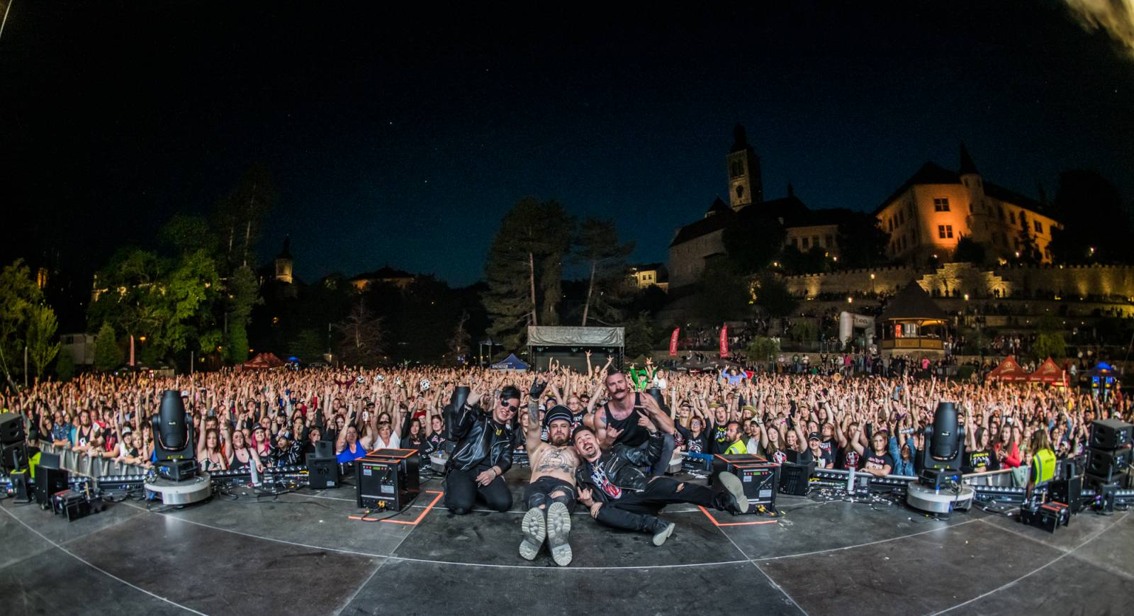 Show plná ohňostrojů a pyrotechniky. Rybičky 48 to rozbalily doma v Kutné Hoře