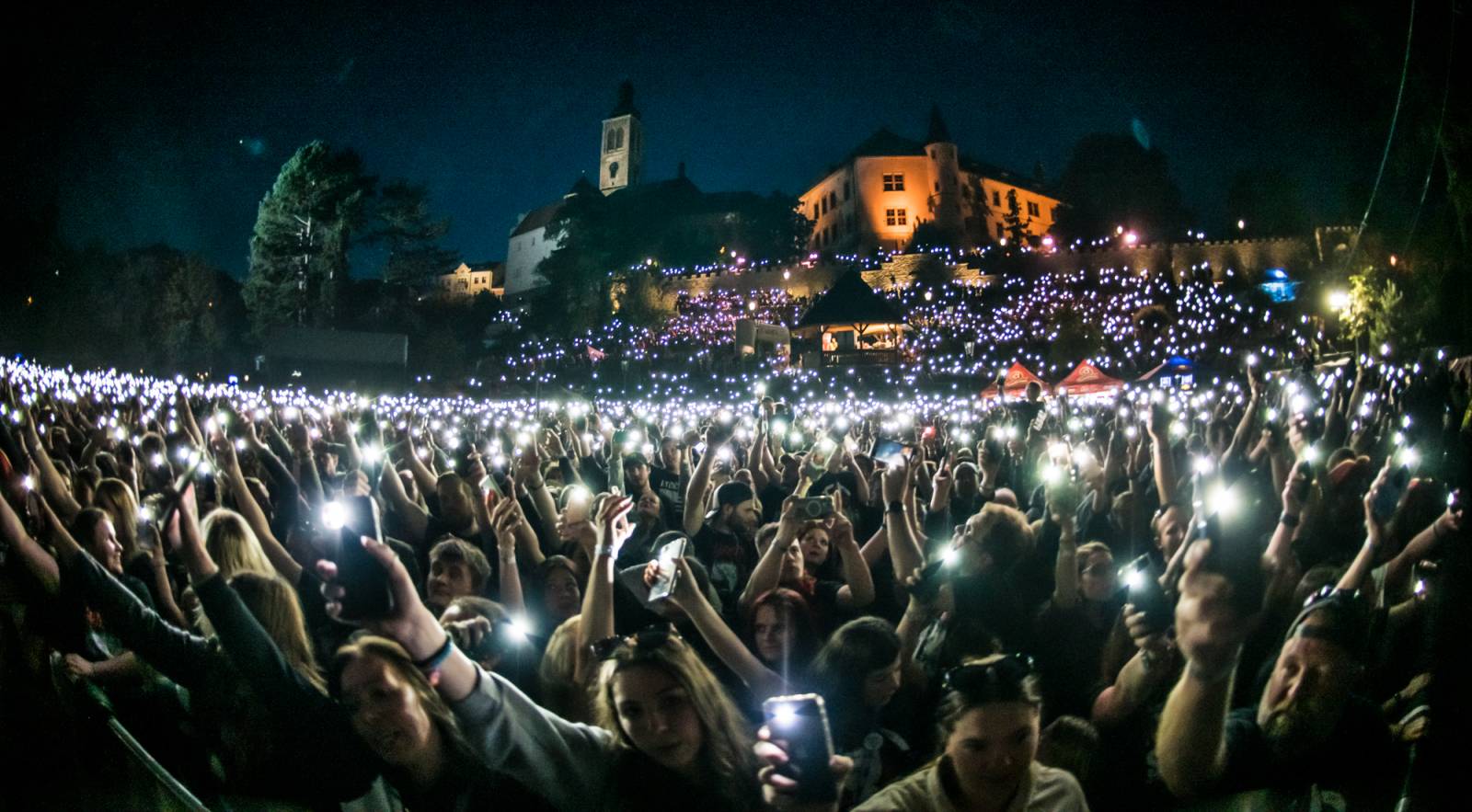 Show plná ohňostrojů a pyrotechniky. Rybičky 48 to rozbalily doma v Kutné Hoře