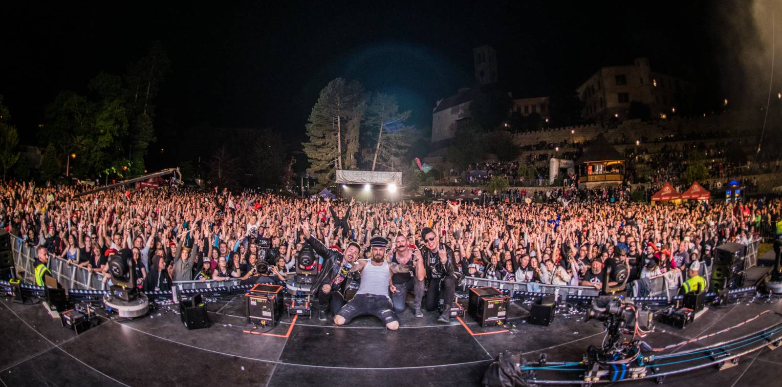 Show plná ohňostrojů a pyrotechniky. Rybičky 48 to rozbalily doma v Kutné Hoře