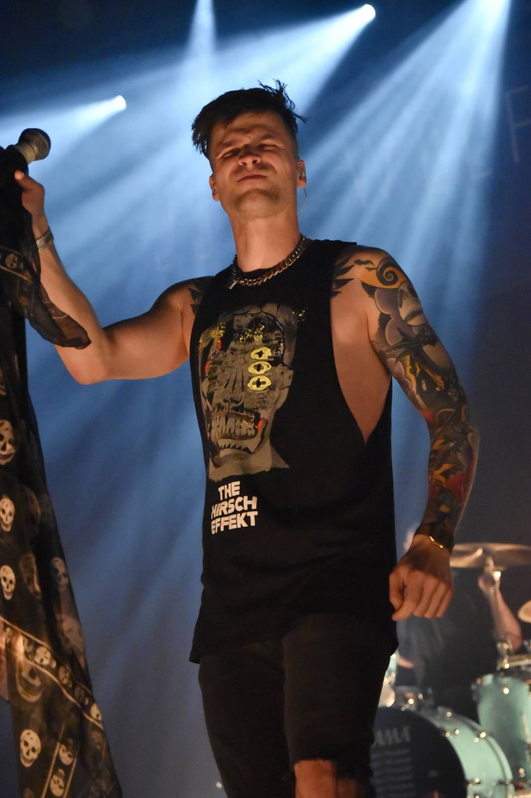 John Wolfhooker si nechali v Akropoli desku pokřtít fanouškem a projeli se na lamě, vzali s sebou Pam Rabbit