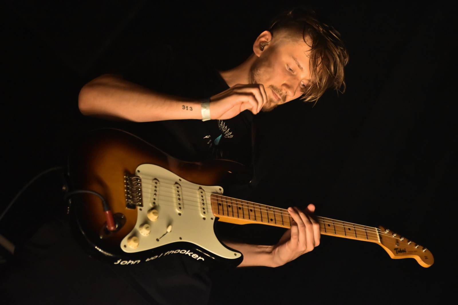 John Wolfhooker si nechali v Akropoli desku pokřtít fanouškem a projeli se na lamě, vzali s sebou Pam Rabbit