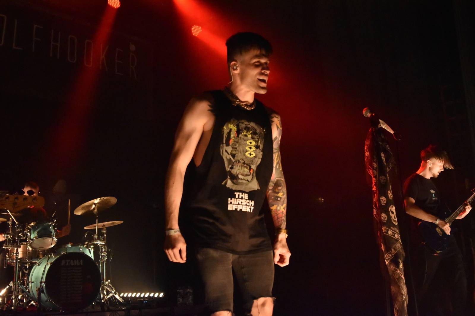 John Wolfhooker si nechali v Akropoli desku pokřtít fanouškem a projeli se na lamě, vzali s sebou Pam Rabbit