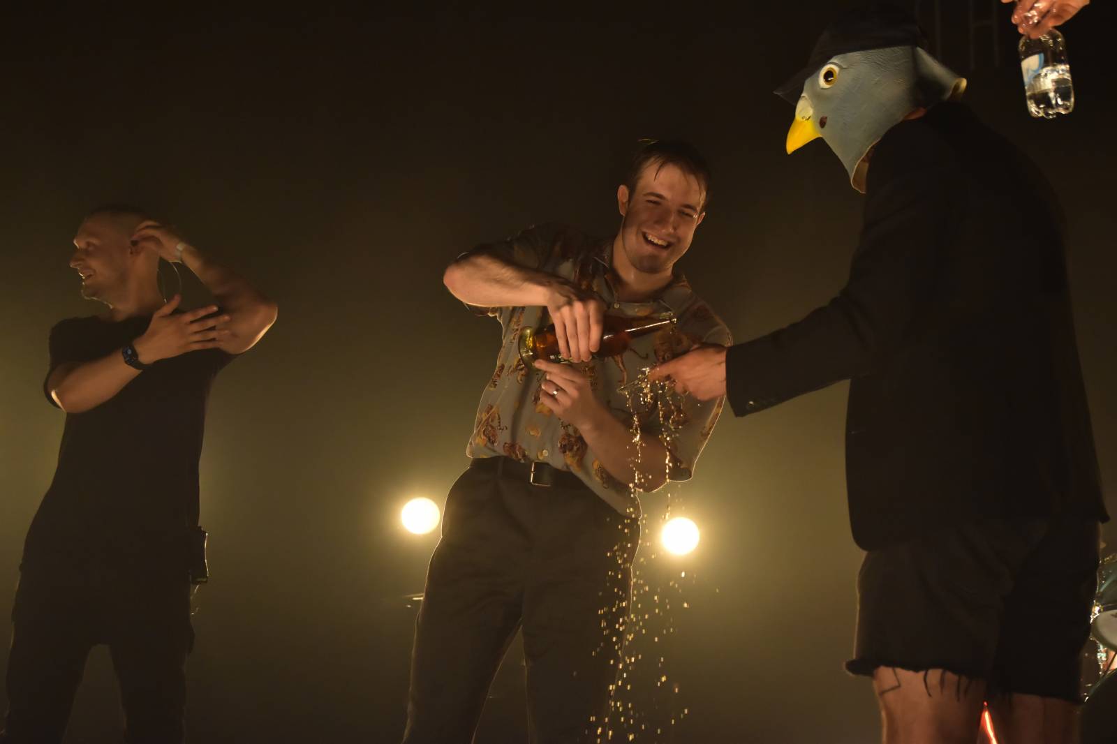 John Wolfhooker si nechali v Akropoli desku pokřtít fanouškem a projeli se na lamě, vzali s sebou Pam Rabbit