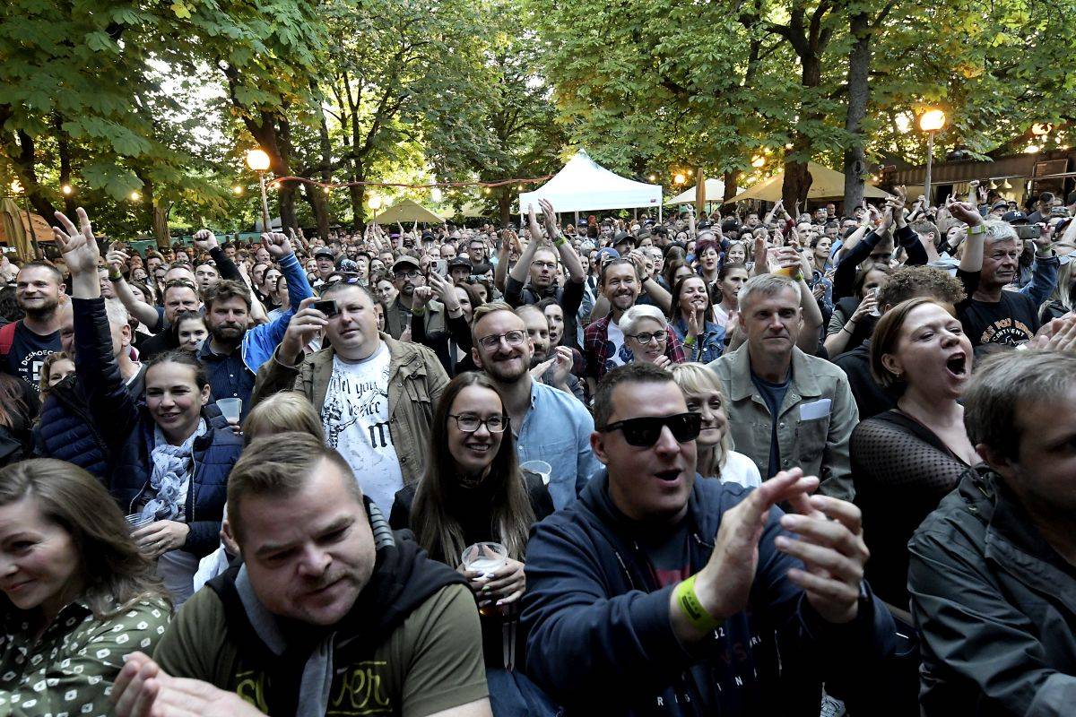 Kosheen zahájili turné po Česku, fanoušky bavili v Riegrových sadech
