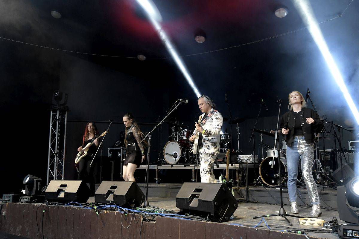 Kosheen zahájili turné po Česku, fanoušky bavili v Riegrových sadech