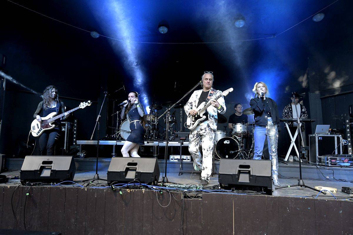 Kosheen zahájili turné po Česku, fanoušky bavili v Riegrových sadech