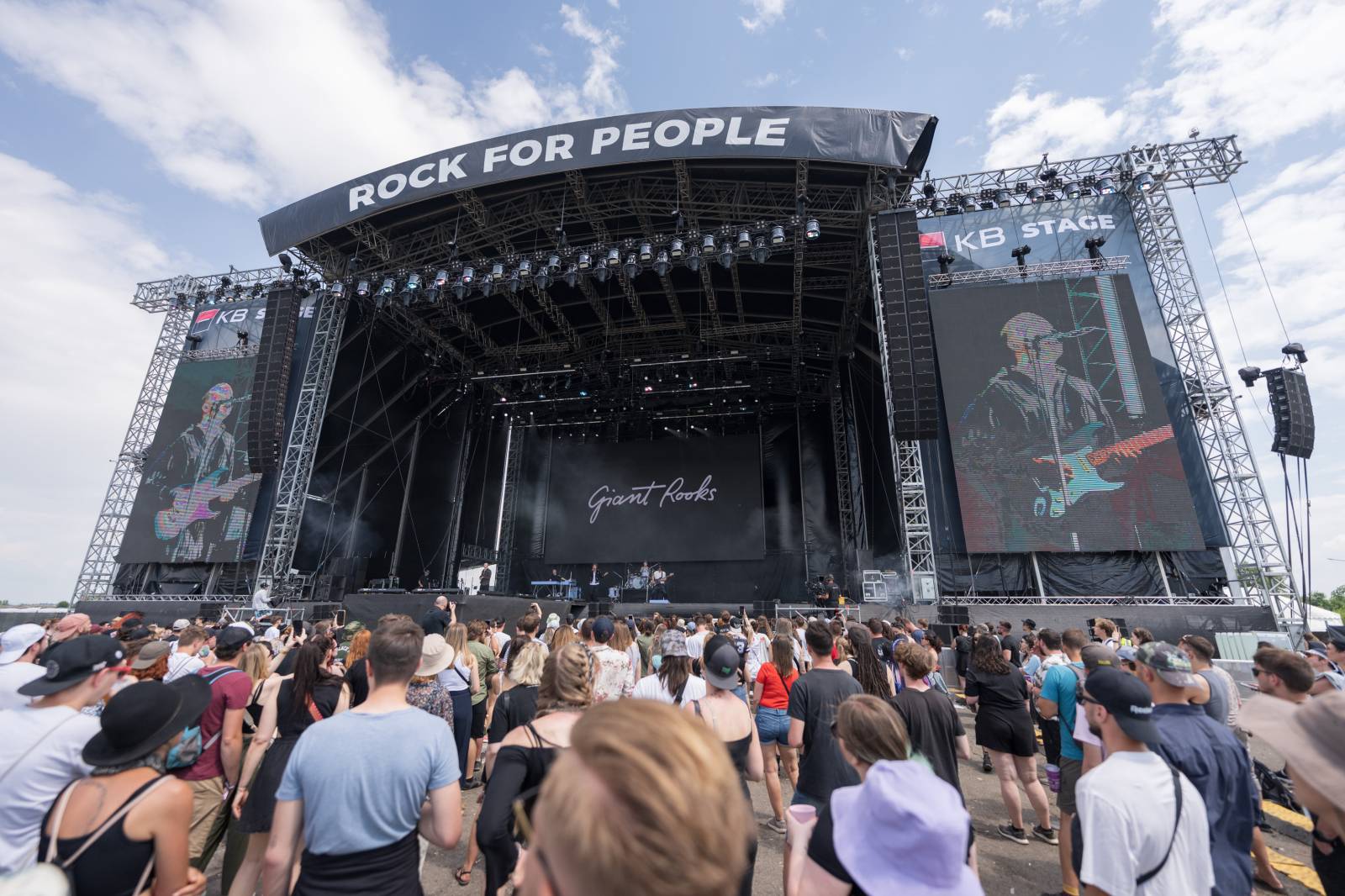 Třetí den Rock for People měl dva headlinery. Po The 1975 se do této role pasovali i Papa Roach