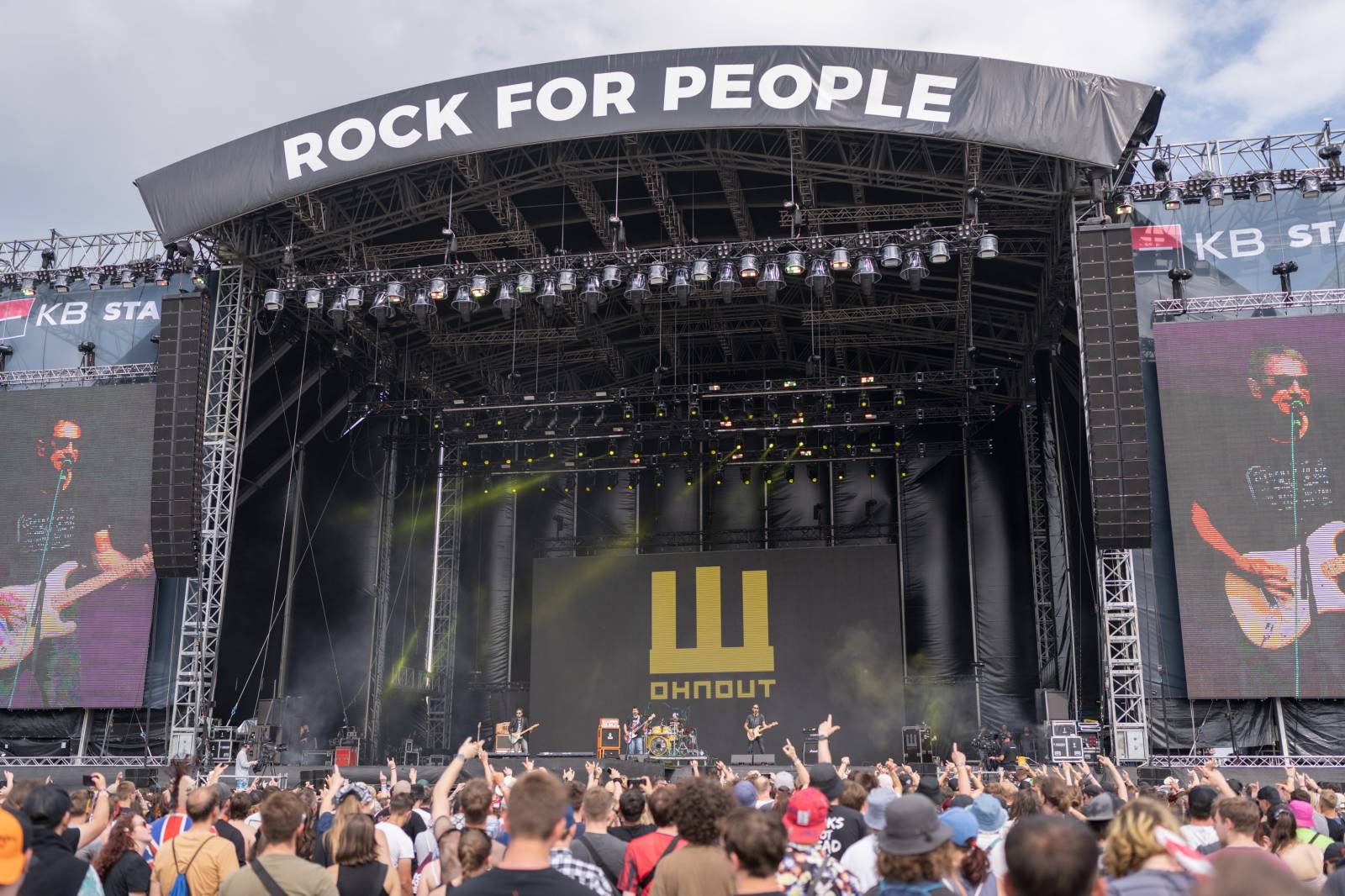 Třetí den Rock for People měl dva headlinery. Po The 1975 se do této role pasovali i Papa Roach
