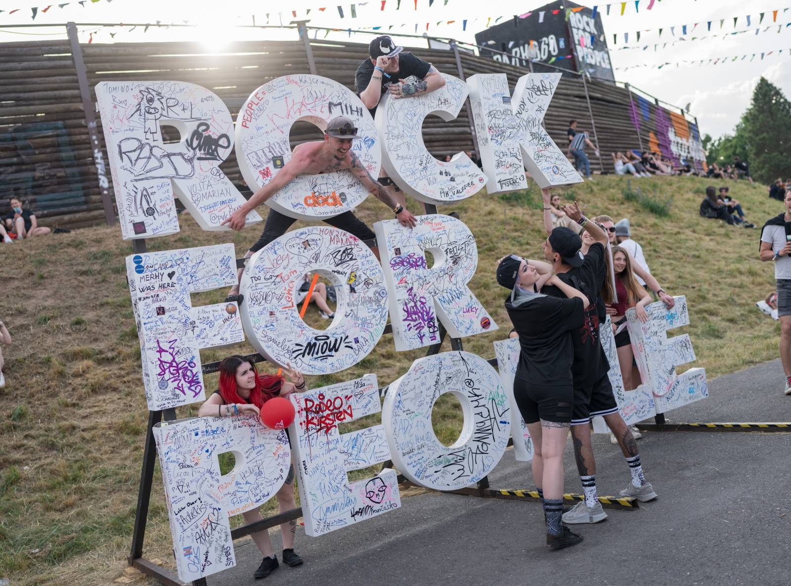 Třetí den Rock for People měl dva headlinery. Po The 1975 se do této role pasovali i Papa Roach