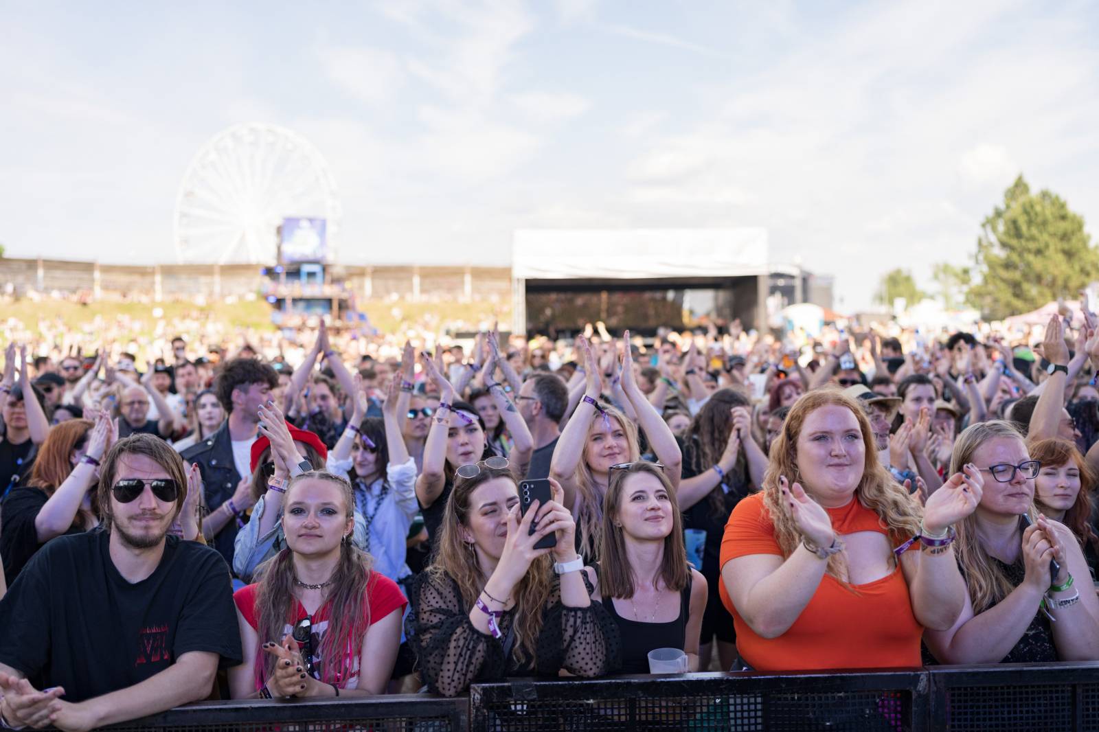 Třetí den Rock for People měl dva headlinery. Po The 1975 se do této role pasovali i Papa Roach