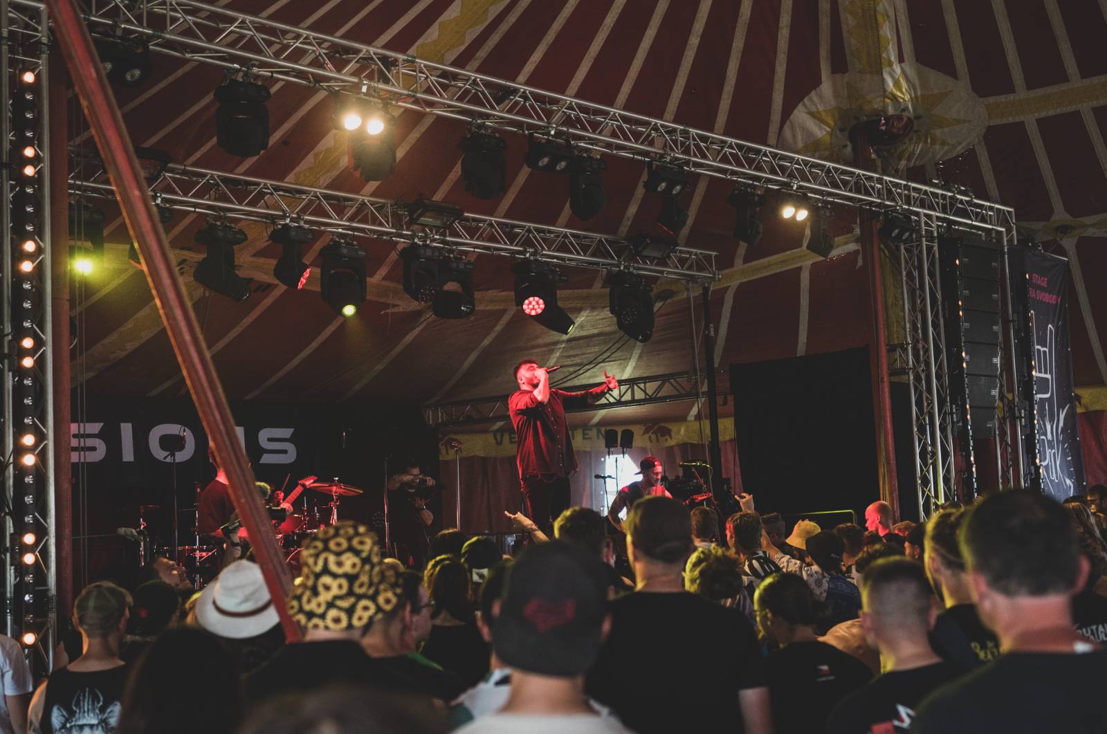 Třetí den Rock for People měl dva headlinery. Po The 1975 se do této role pasovali i Papa Roach