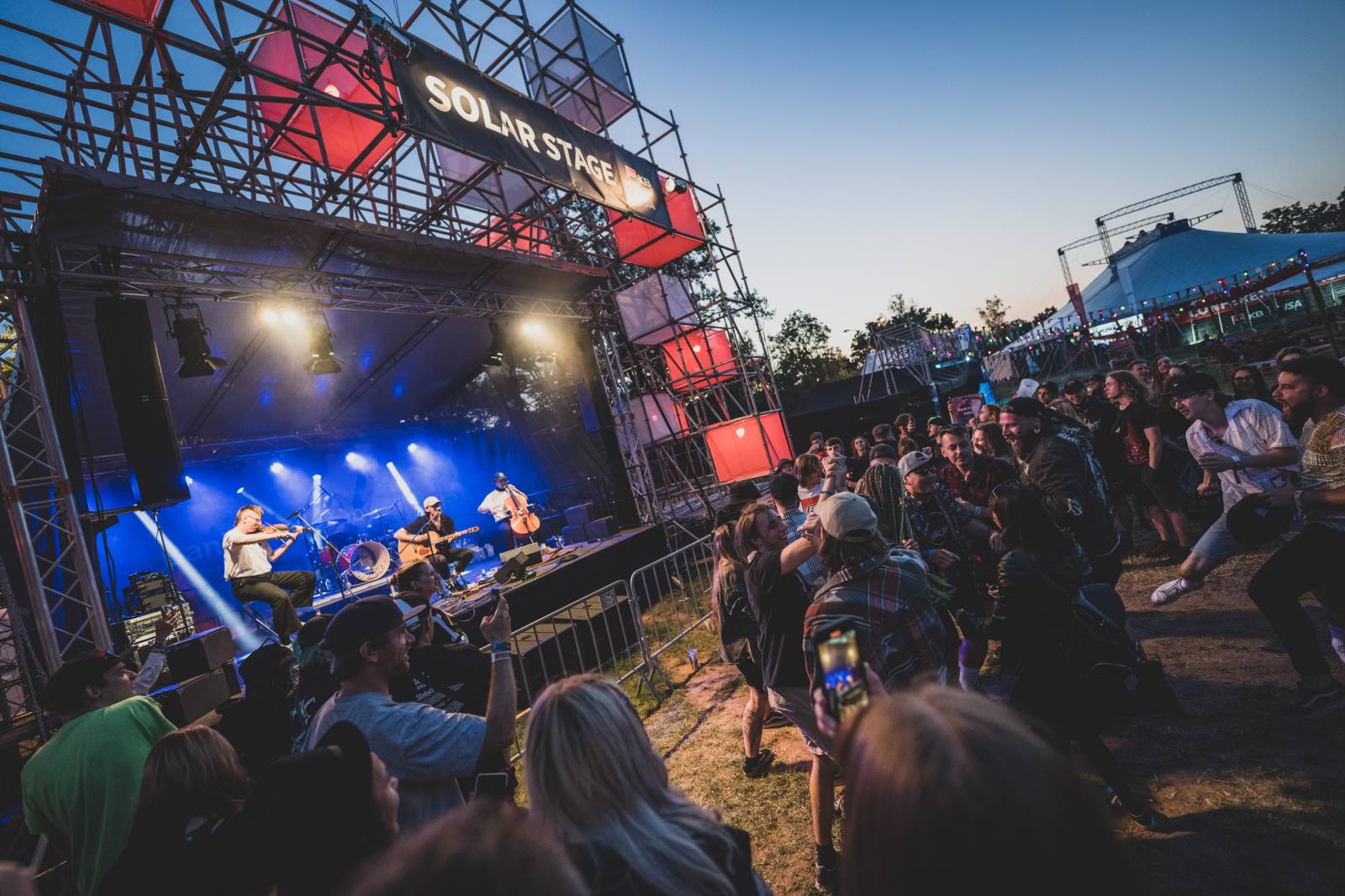 Třetí den Rock for People měl dva headlinery. Po The 1975 se do této role pasovali i Papa Roach