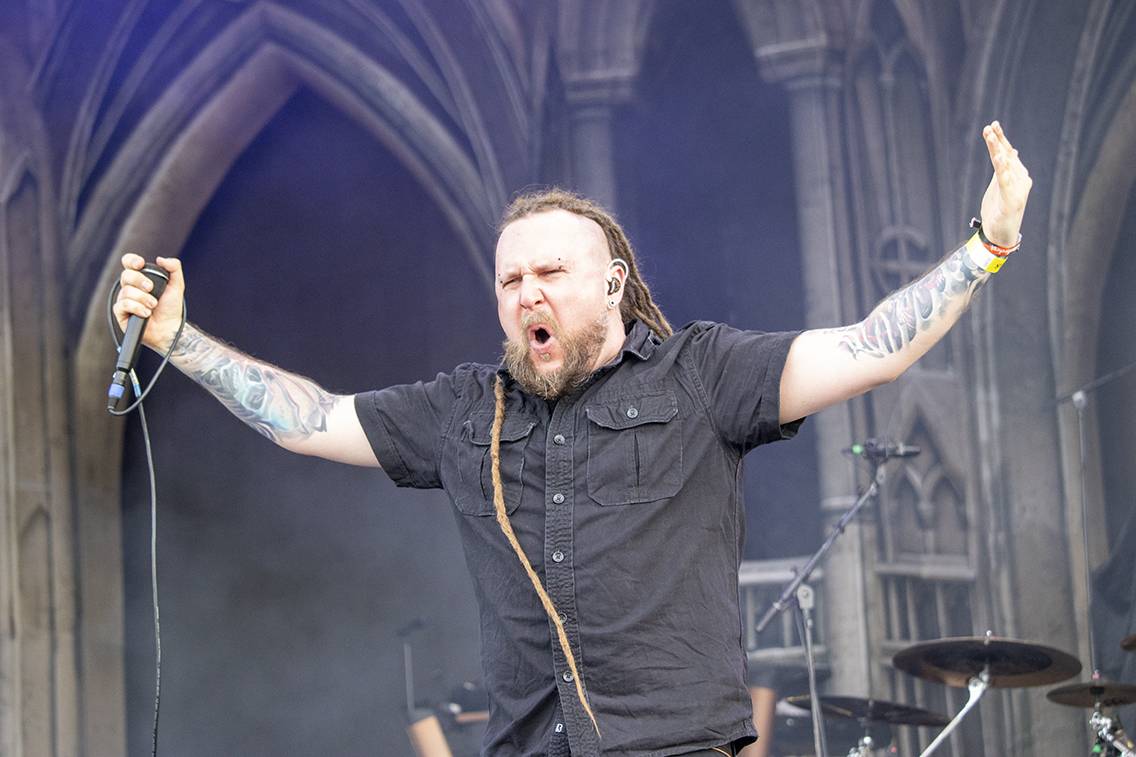 První den Basinfirefestu ovládli mocní Ghost. Zahráli také Catastrofy, Decapitated nebo Clawfinger