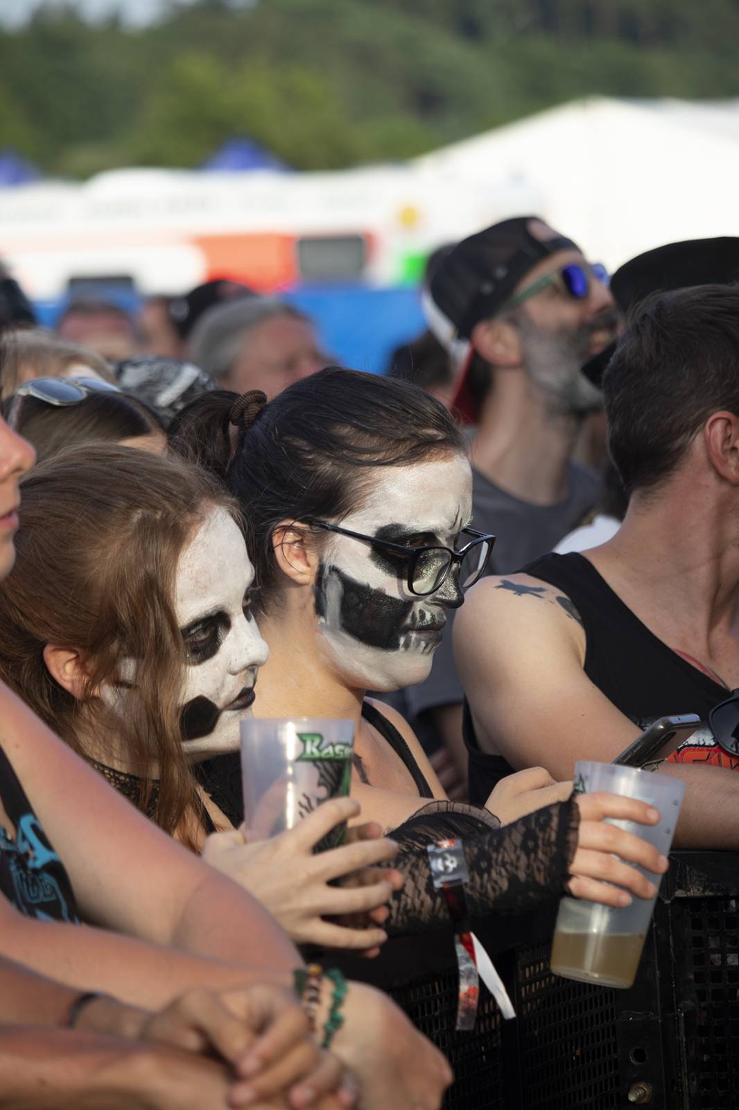 První den Basinfirefestu ovládli mocní Ghost. Zahráli také Catastrofy, Decapitated nebo Clawfinger