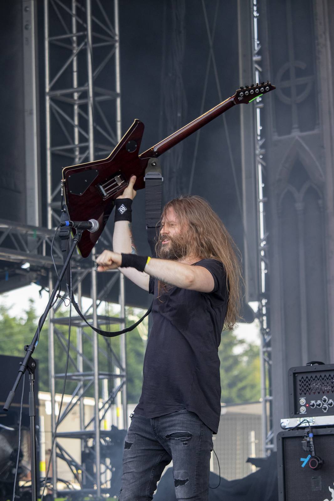 První den Basinfirefestu ovládli mocní Ghost. Zahráli také Catastrofy, Decapitated nebo Clawfinger