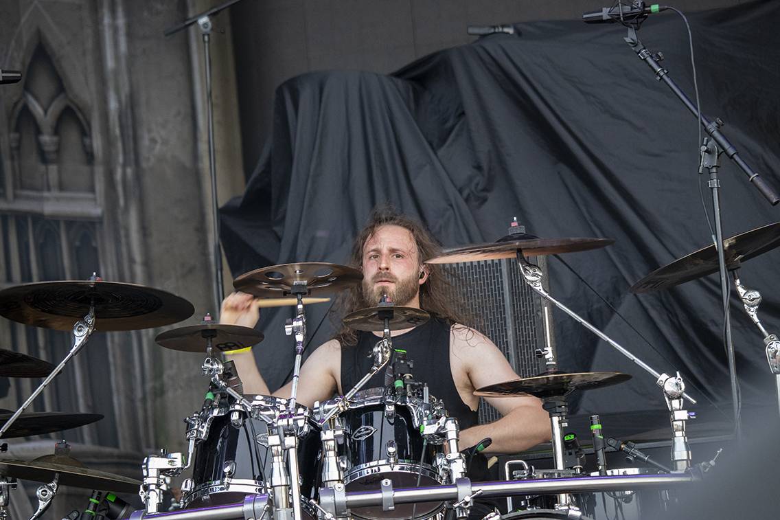 První den Basinfirefestu ovládli mocní Ghost. Zahráli také Catastrofy, Decapitated nebo Clawfinger