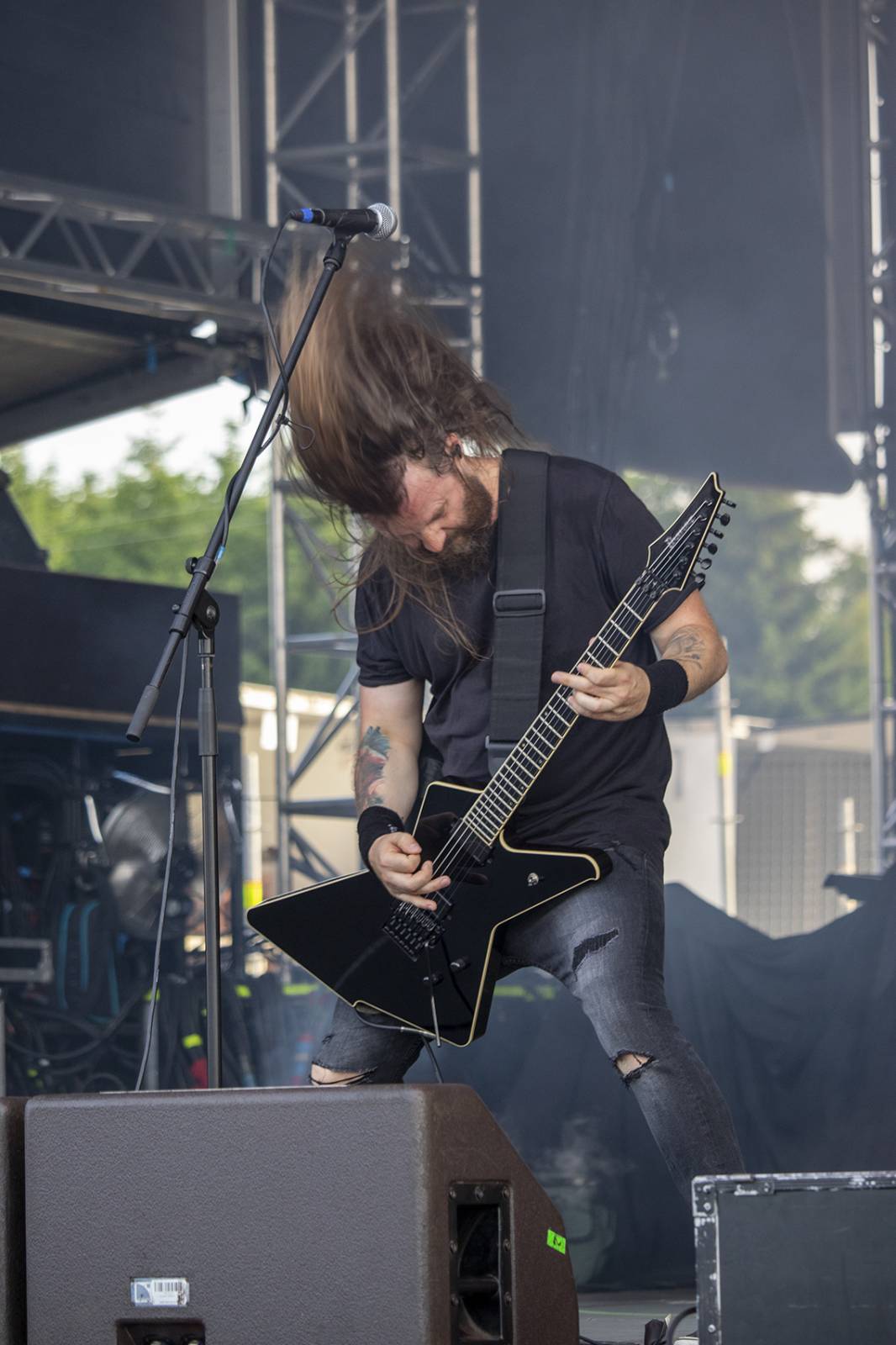 První den Basinfirefestu ovládli mocní Ghost. Zahráli také Catastrofy, Decapitated nebo Clawfinger