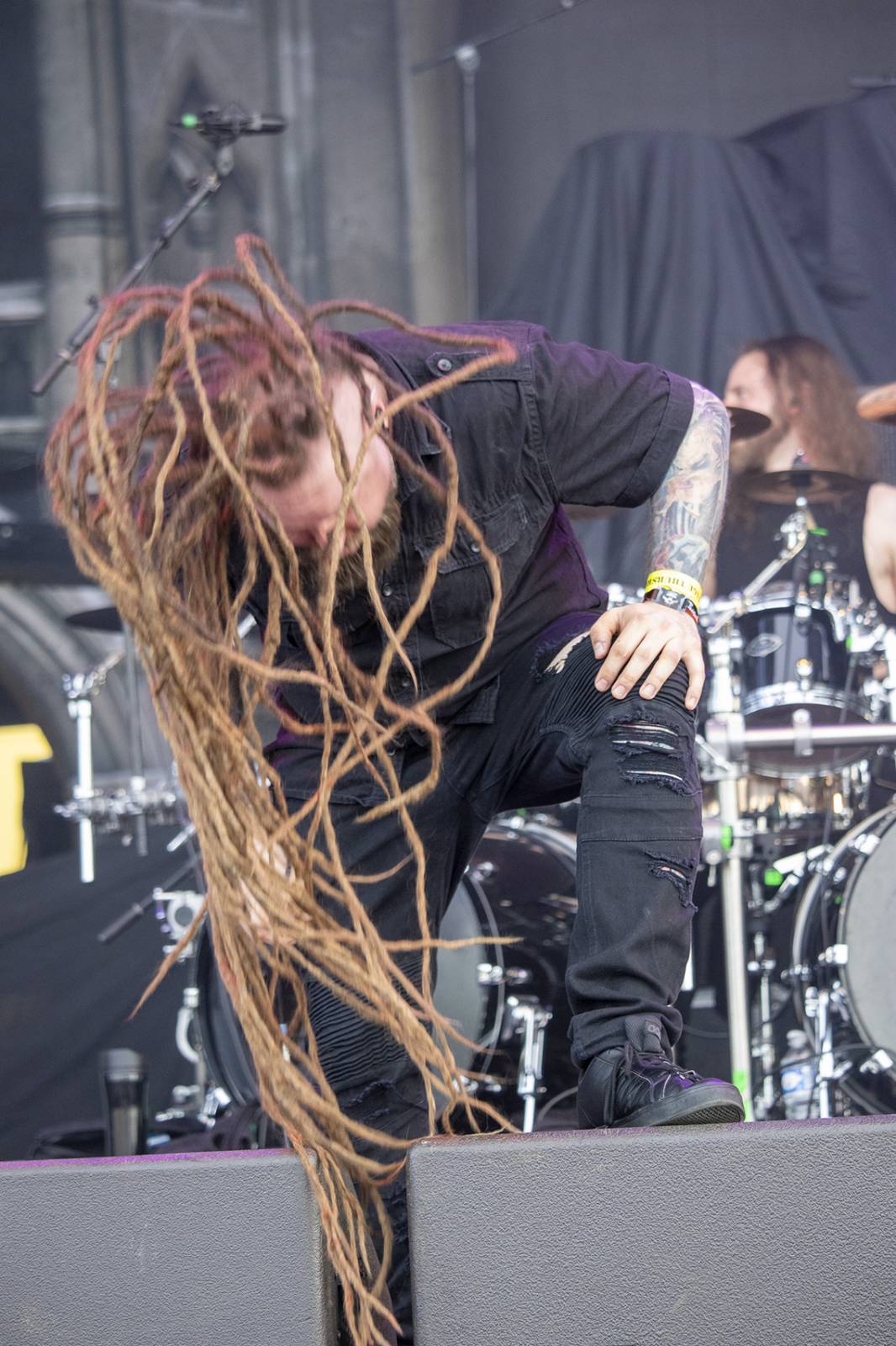 První den Basinfirefestu ovládli mocní Ghost. Zahráli také Catastrofy, Decapitated nebo Clawfinger