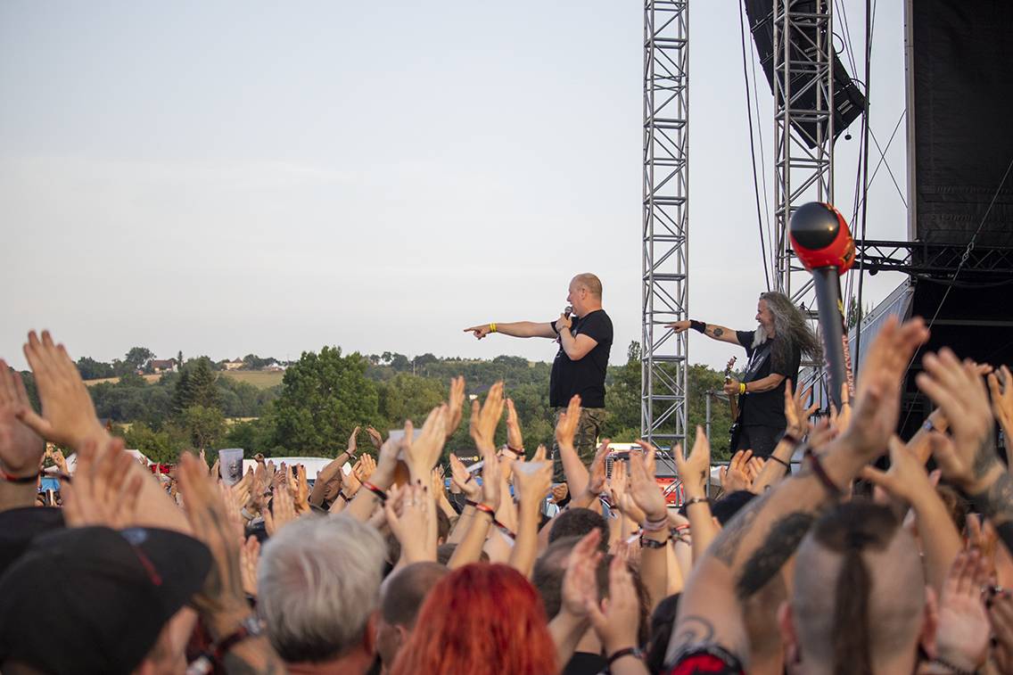 První den Basinfirefestu ovládli mocní Ghost. Zahráli také Catastrofy, Decapitated nebo Clawfinger