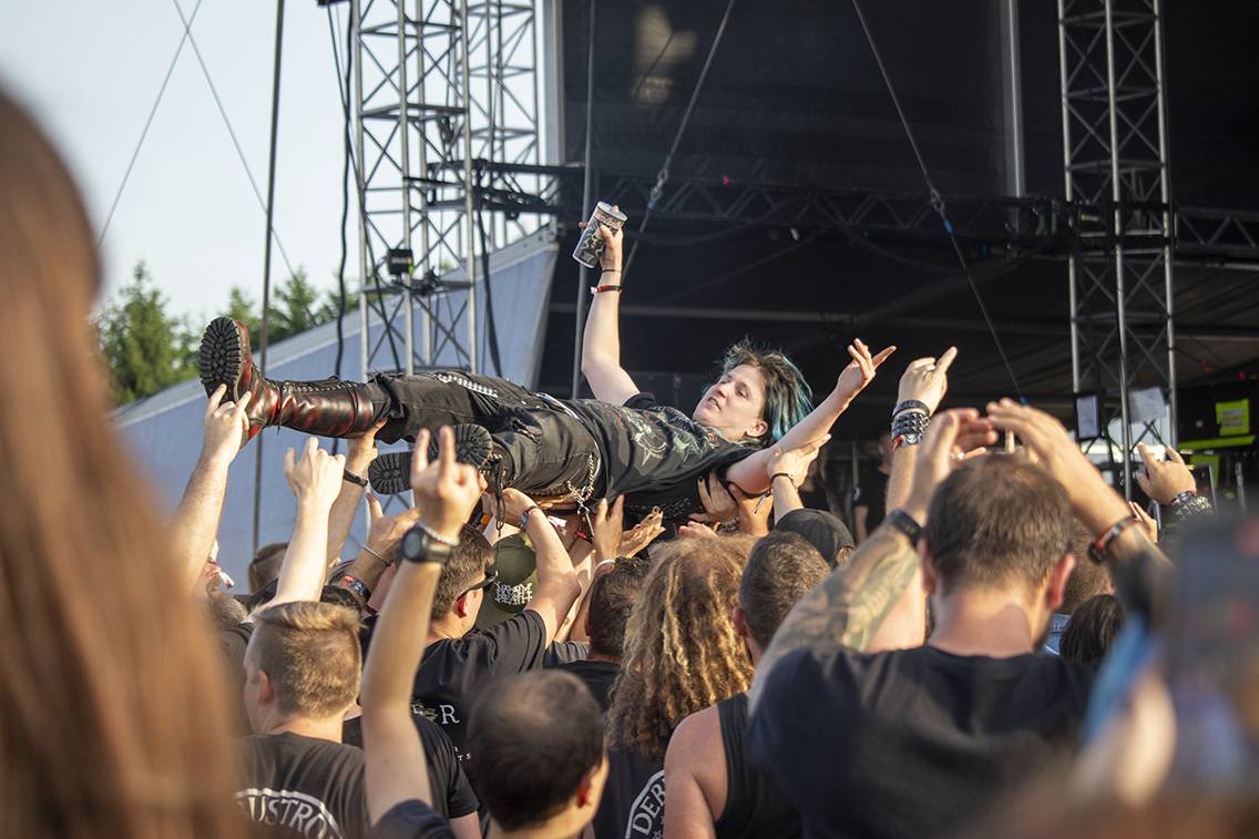 První den Basinfirefestu ovládli mocní Ghost. Zahráli také Catastrofy, Decapitated nebo Clawfinger