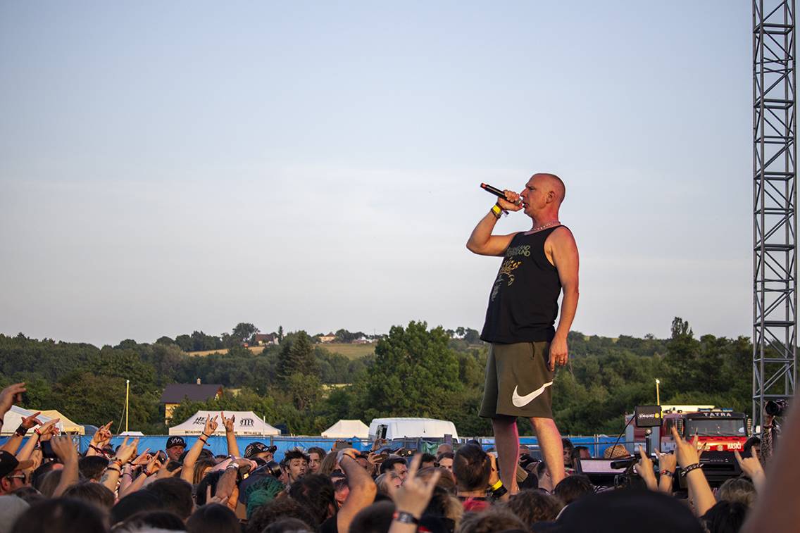 První den Basinfirefestu ovládli mocní Ghost. Zahráli také Catastrofy, Decapitated nebo Clawfinger