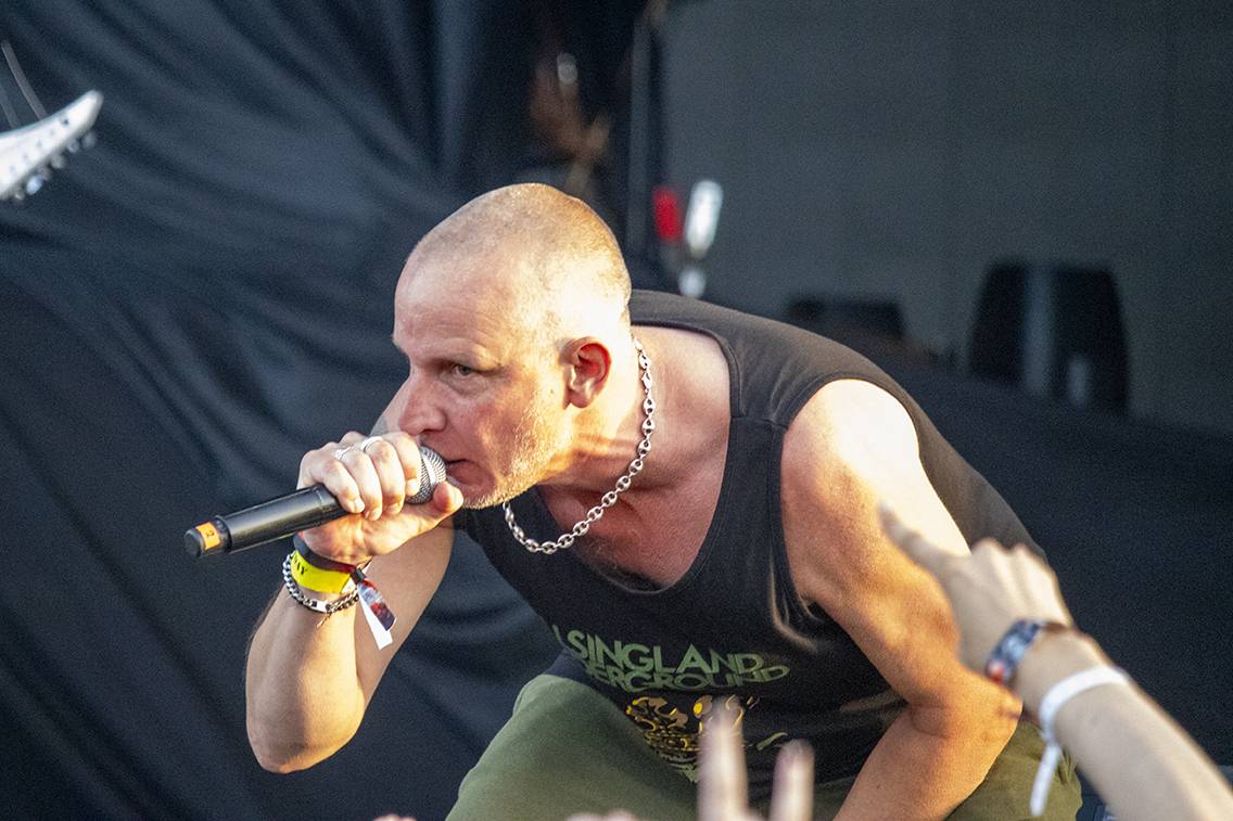 První den Basinfirefestu ovládli mocní Ghost. Zahráli také Catastrofy, Decapitated nebo Clawfinger