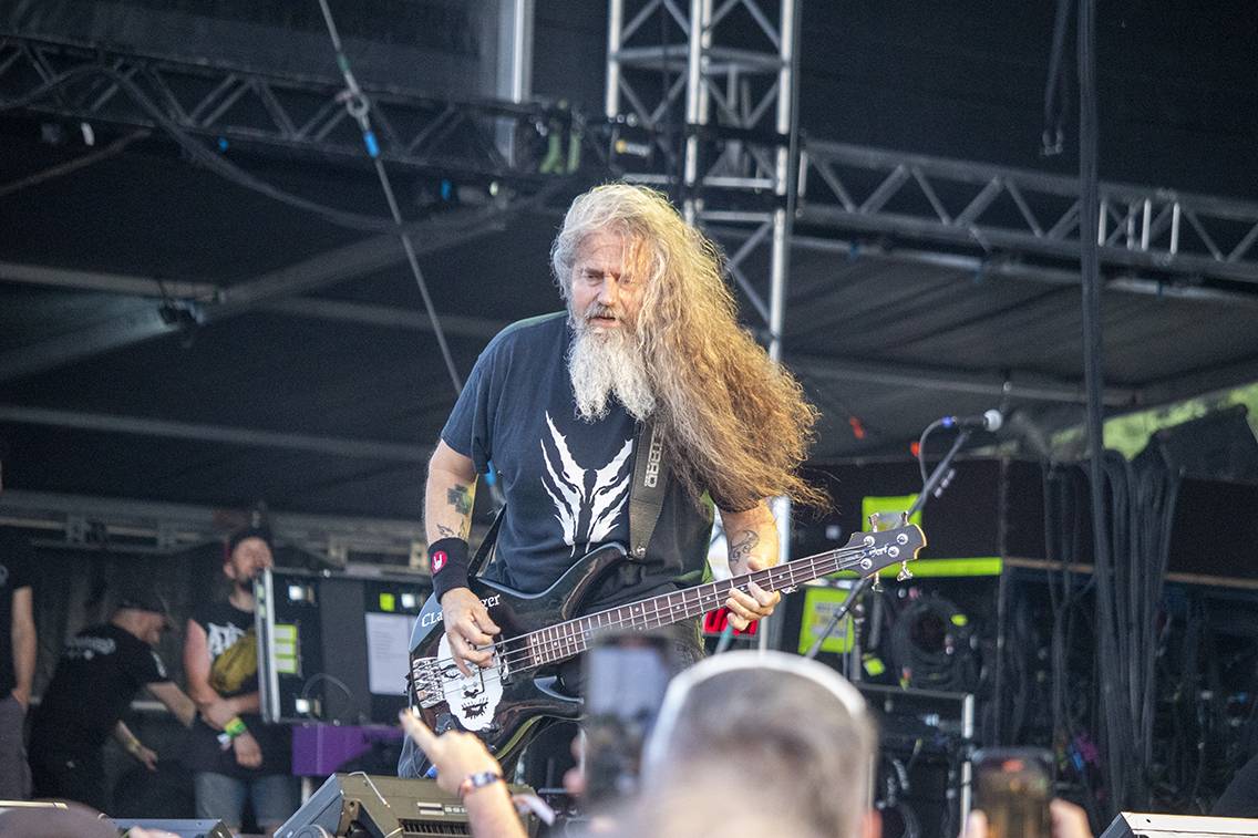 První den Basinfirefestu ovládli mocní Ghost. Zahráli také Catastrofy, Decapitated nebo Clawfinger