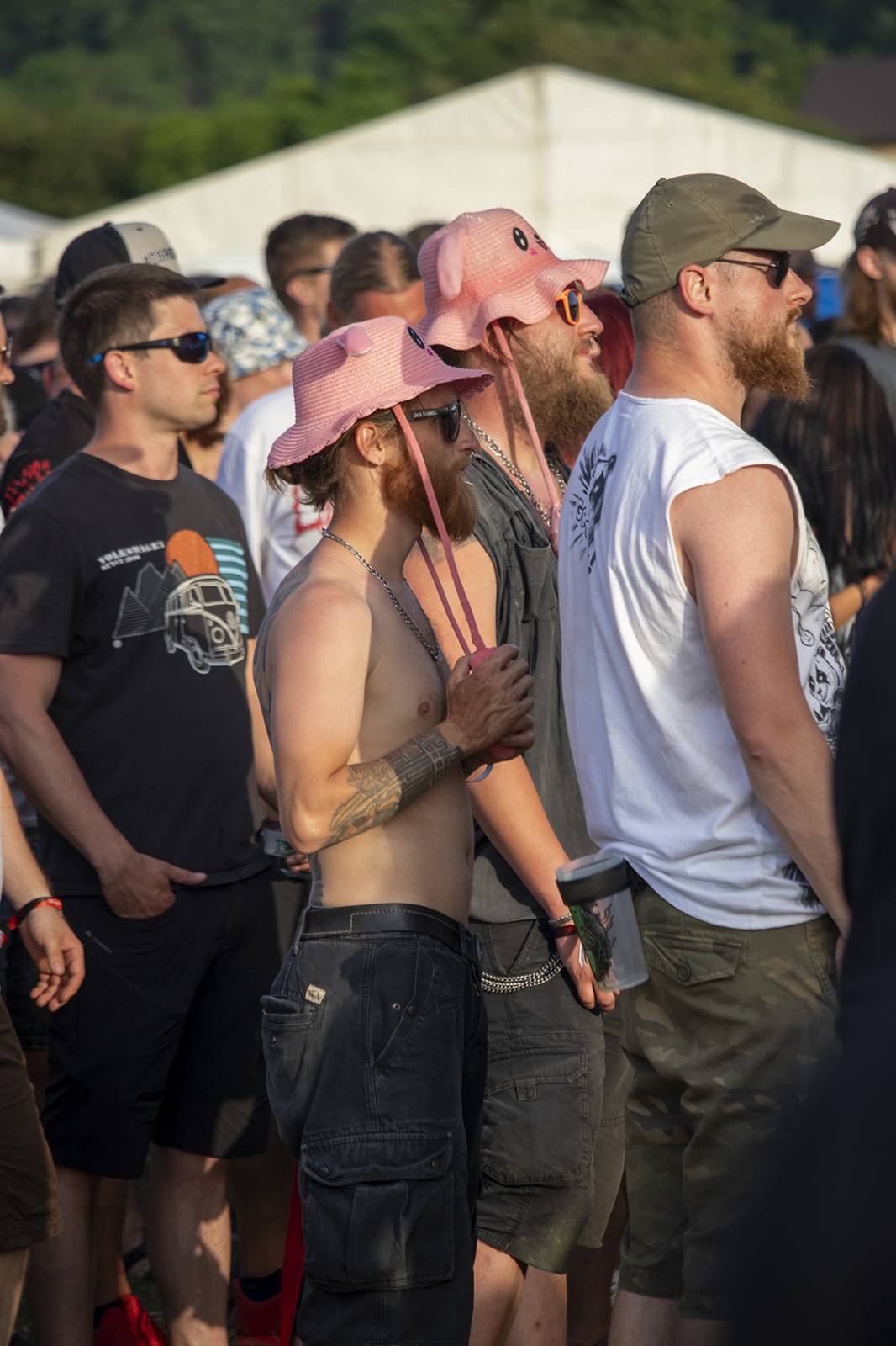 První den Basinfirefestu ovládli mocní Ghost. Zahráli také Catastrofy, Decapitated nebo Clawfinger