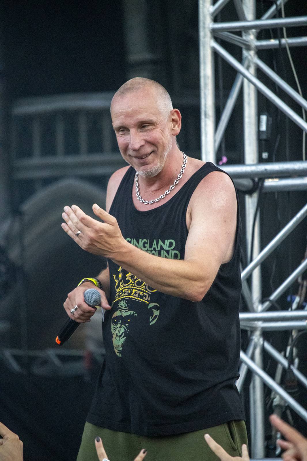 První den Basinfirefestu ovládli mocní Ghost. Zahráli také Catastrofy, Decapitated nebo Clawfinger