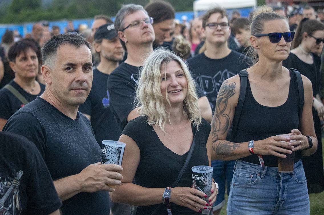 První den Basinfirefestu ovládli mocní Ghost. Zahráli také Catastrofy, Decapitated nebo Clawfinger