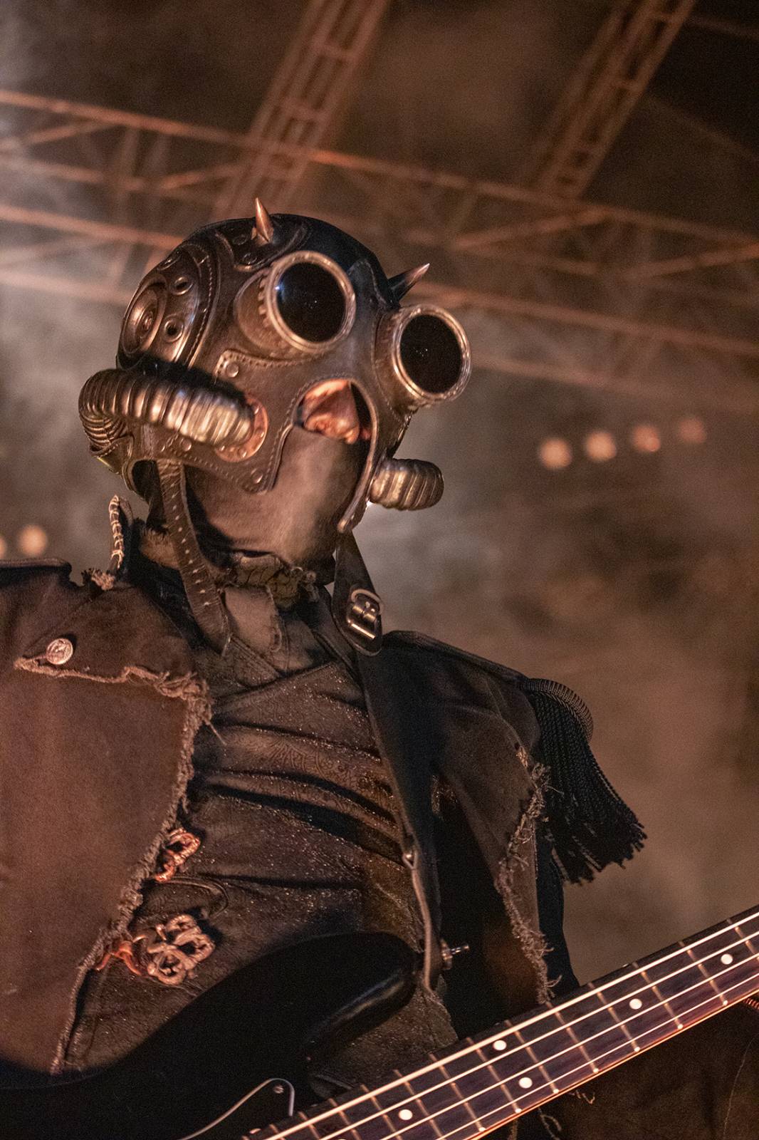 První den Basinfirefestu ovládli mocní Ghost. Zahráli také Catastrofy, Decapitated nebo Clawfinger